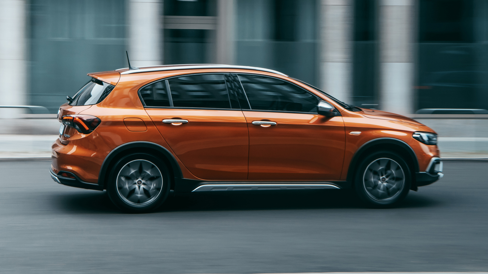 2020 Fiat Tipo Cross - side view dynamic 