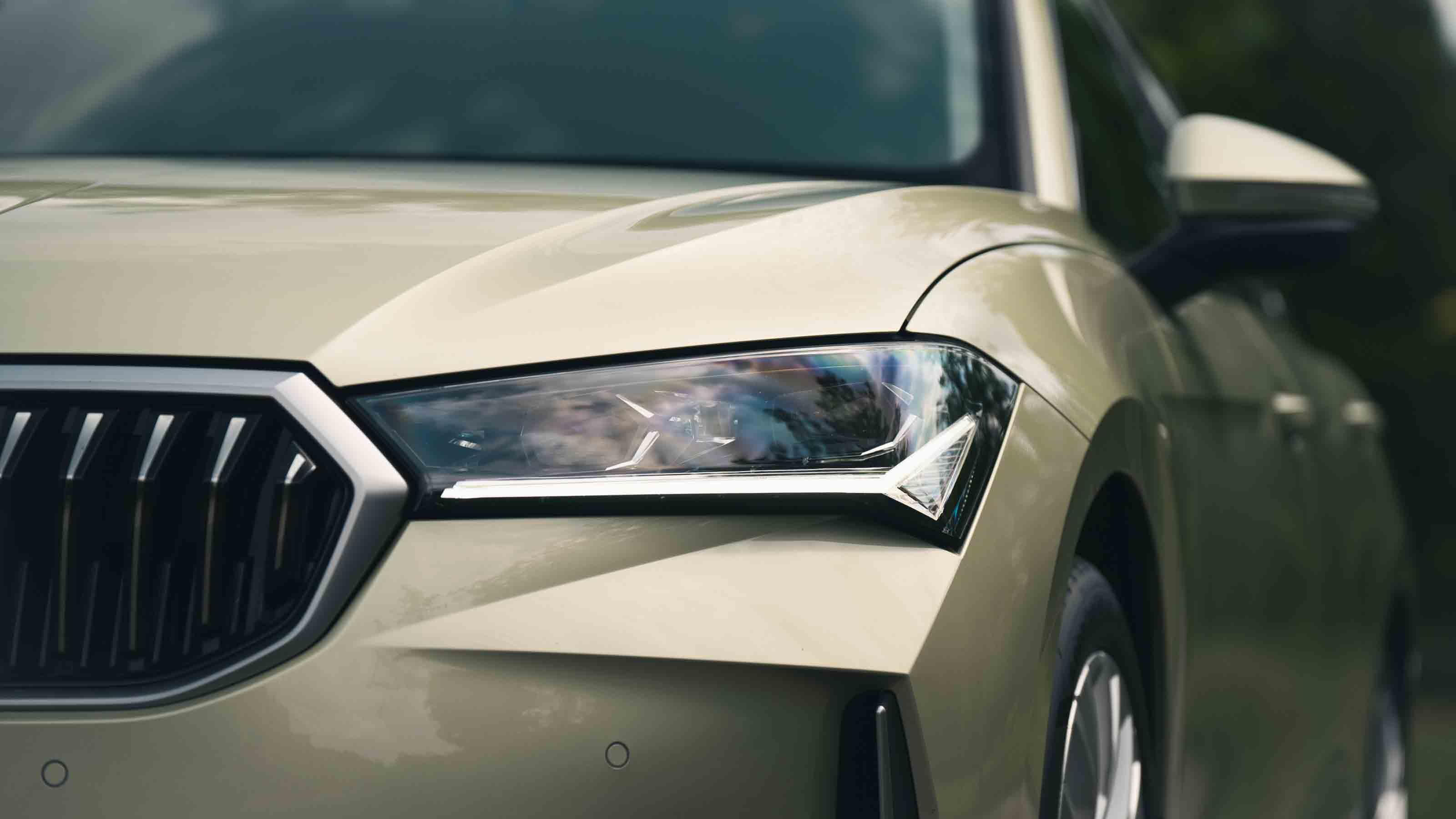 Skoda Superb Estate headlight