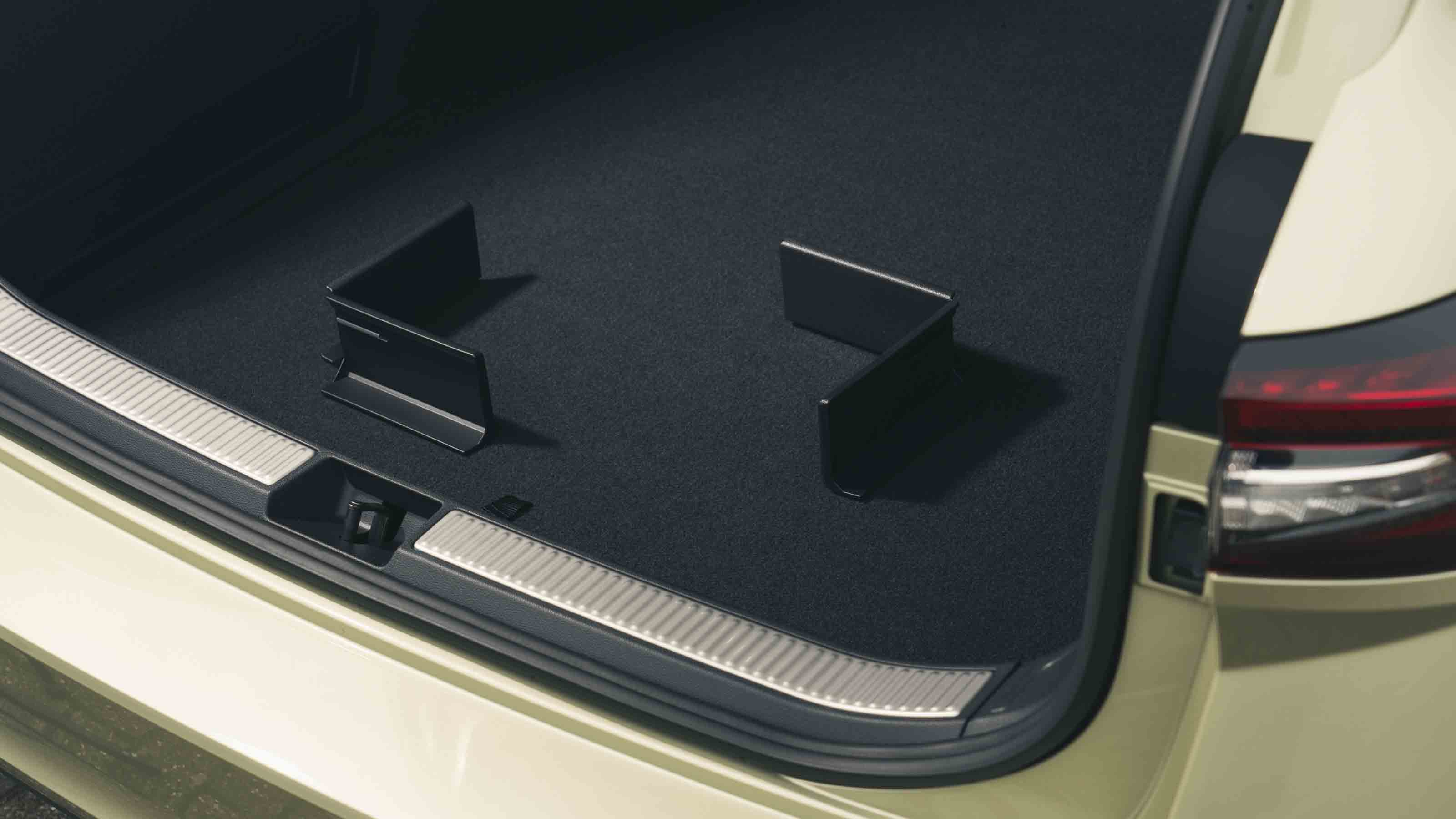 Skoda Superb Estate boot floor detail