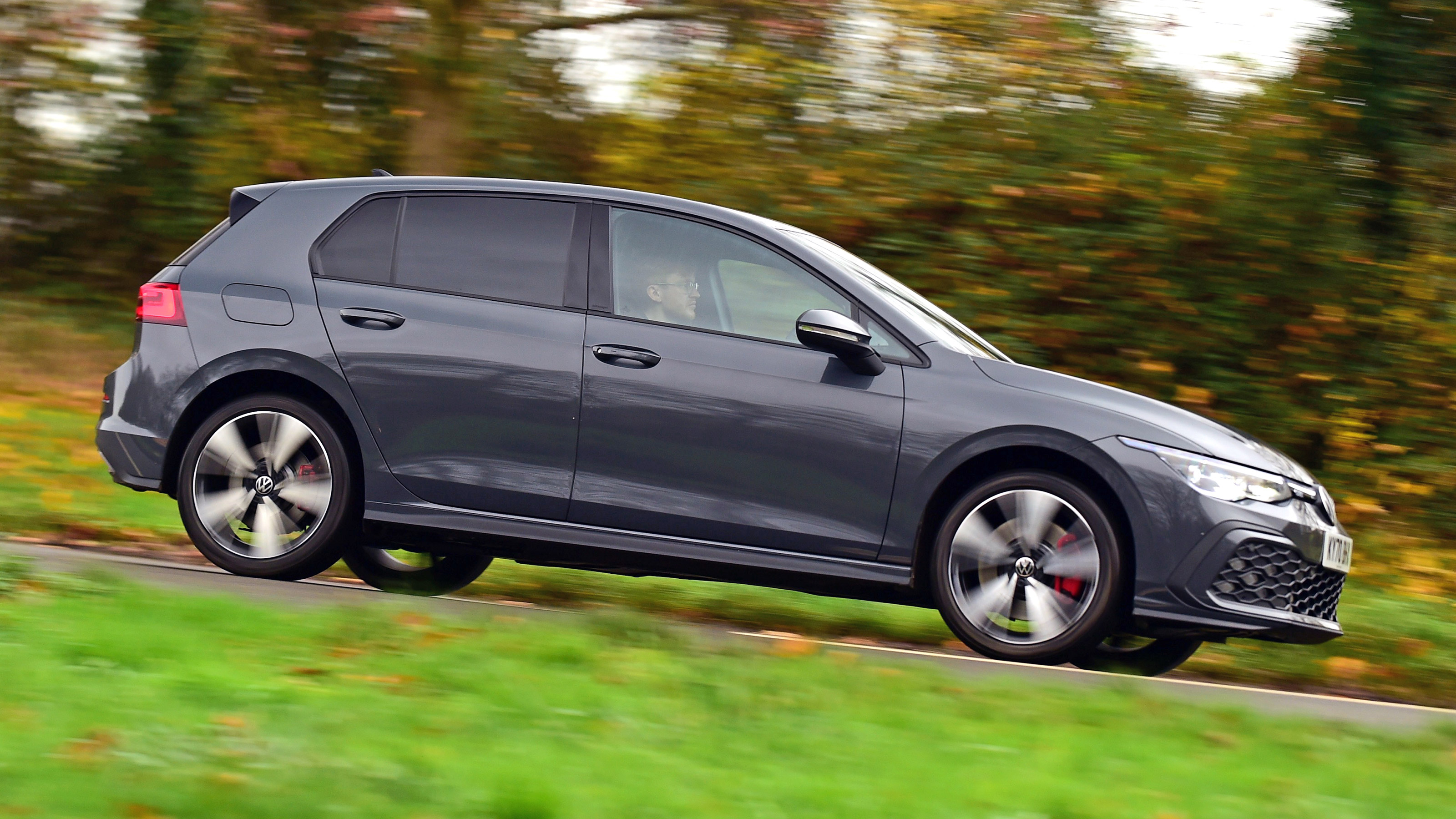 Volkswagen Golf GTE hatchback side panning