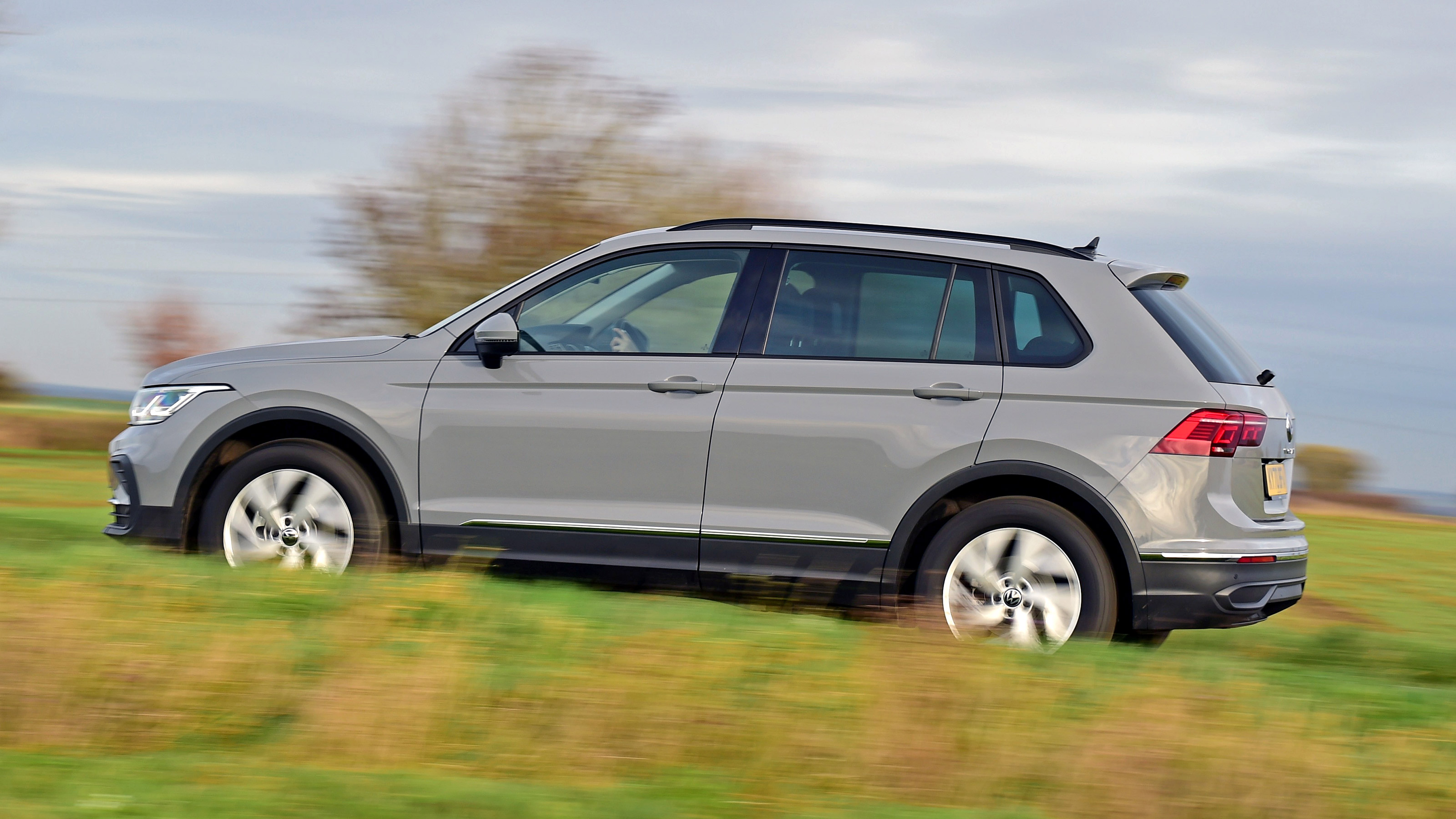 Volkswagen Tiguan SUV side panning