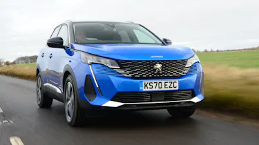 Peugeot 3008 SUV rear 3/4 tracking