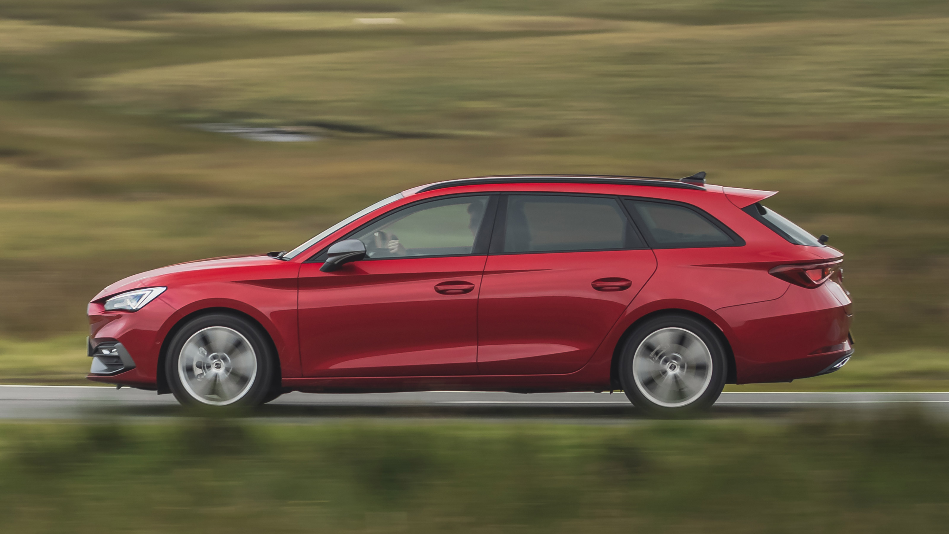 SEAT Leon Estate side panning
