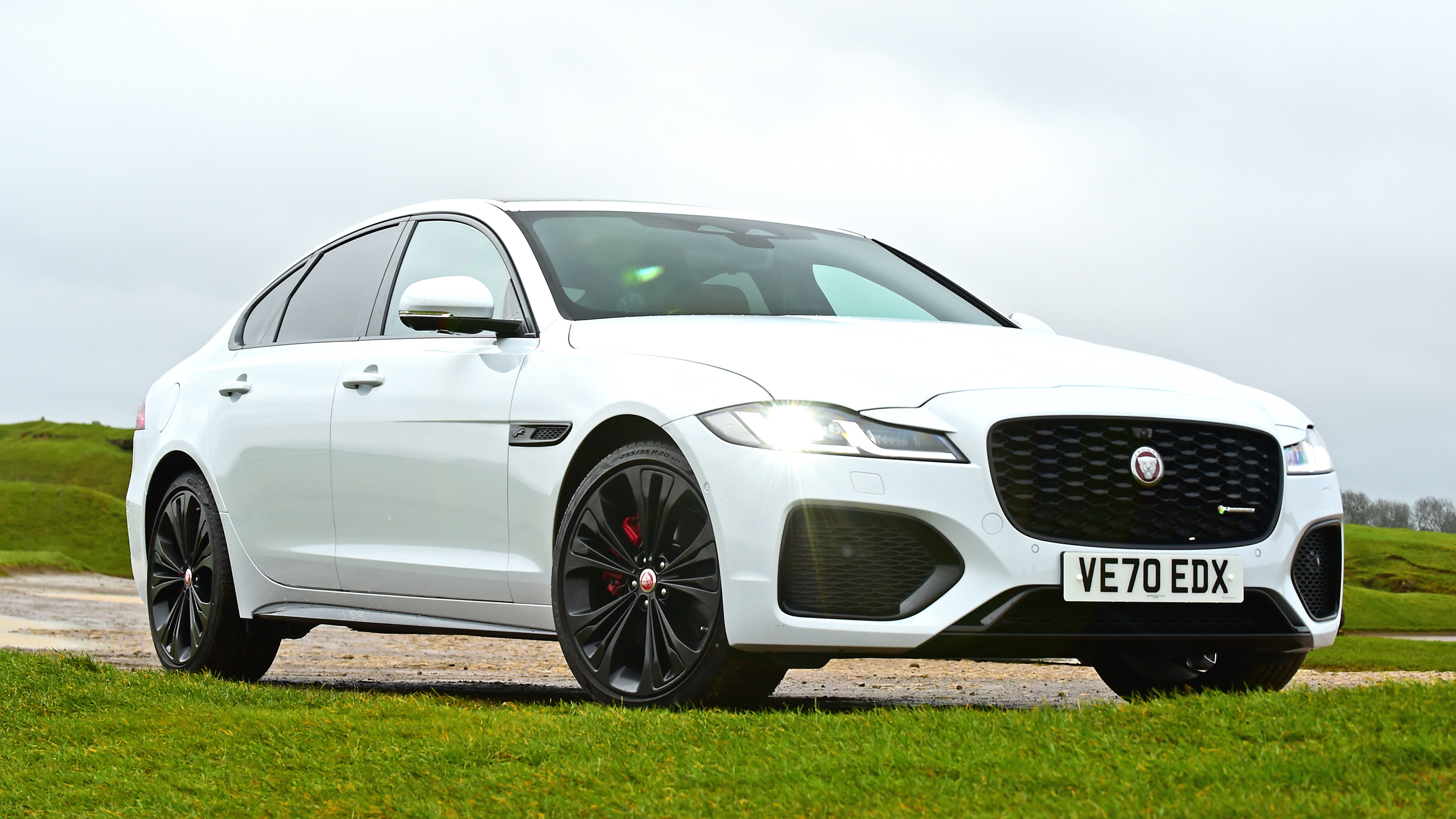 Jaguar XF saloon front 3/4 static