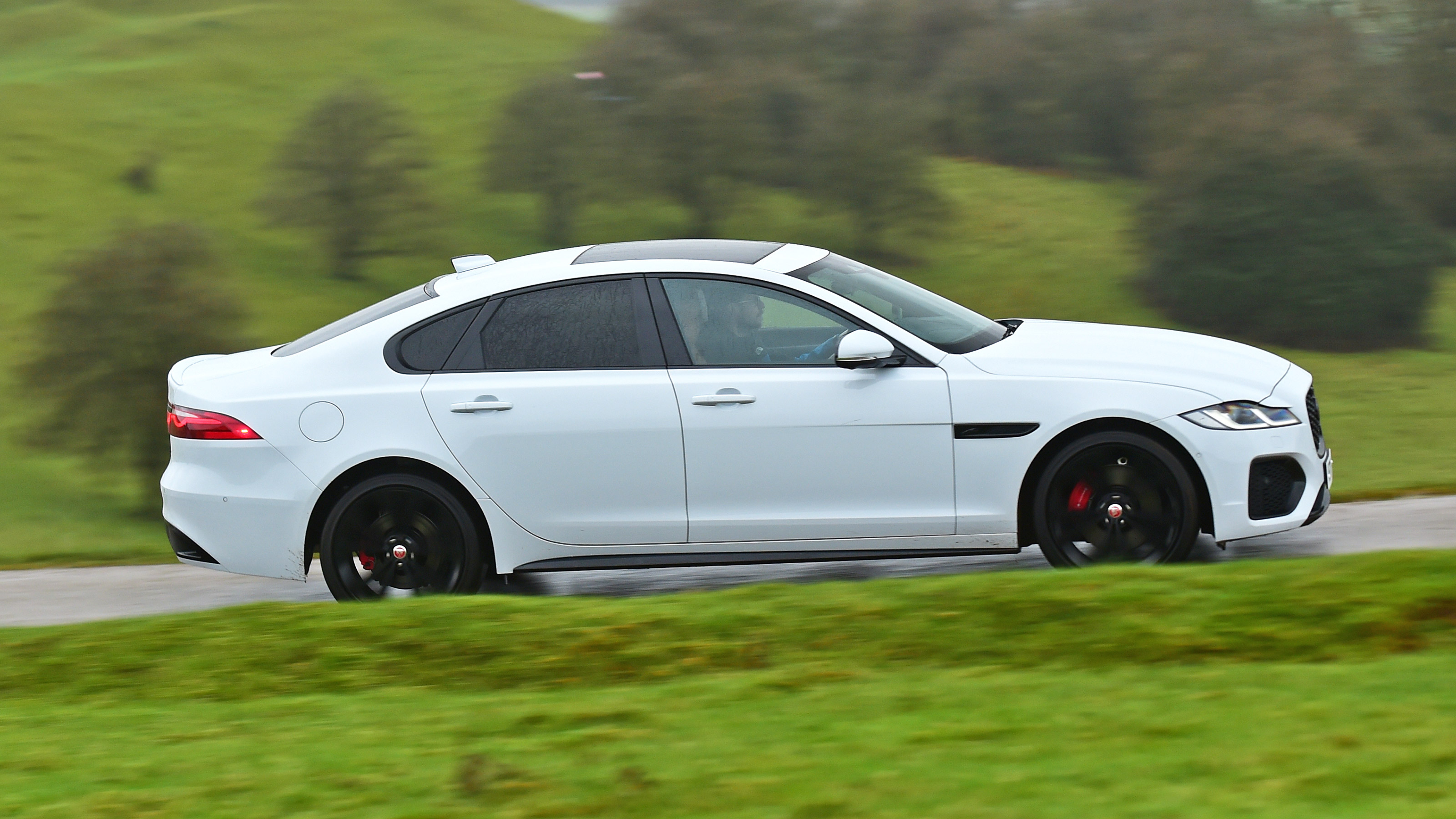 Jaguar XF saloon side panning