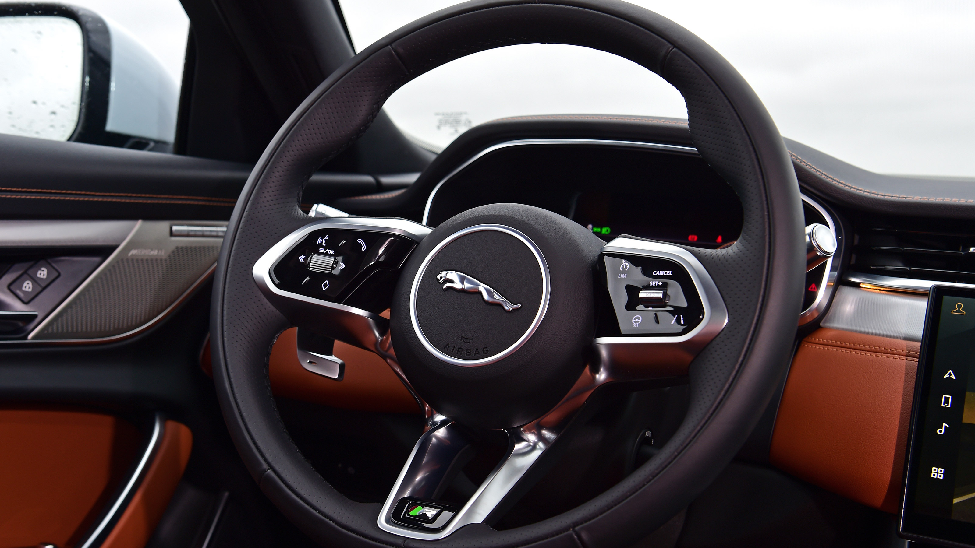 Jaguar XF saloon steering wheel