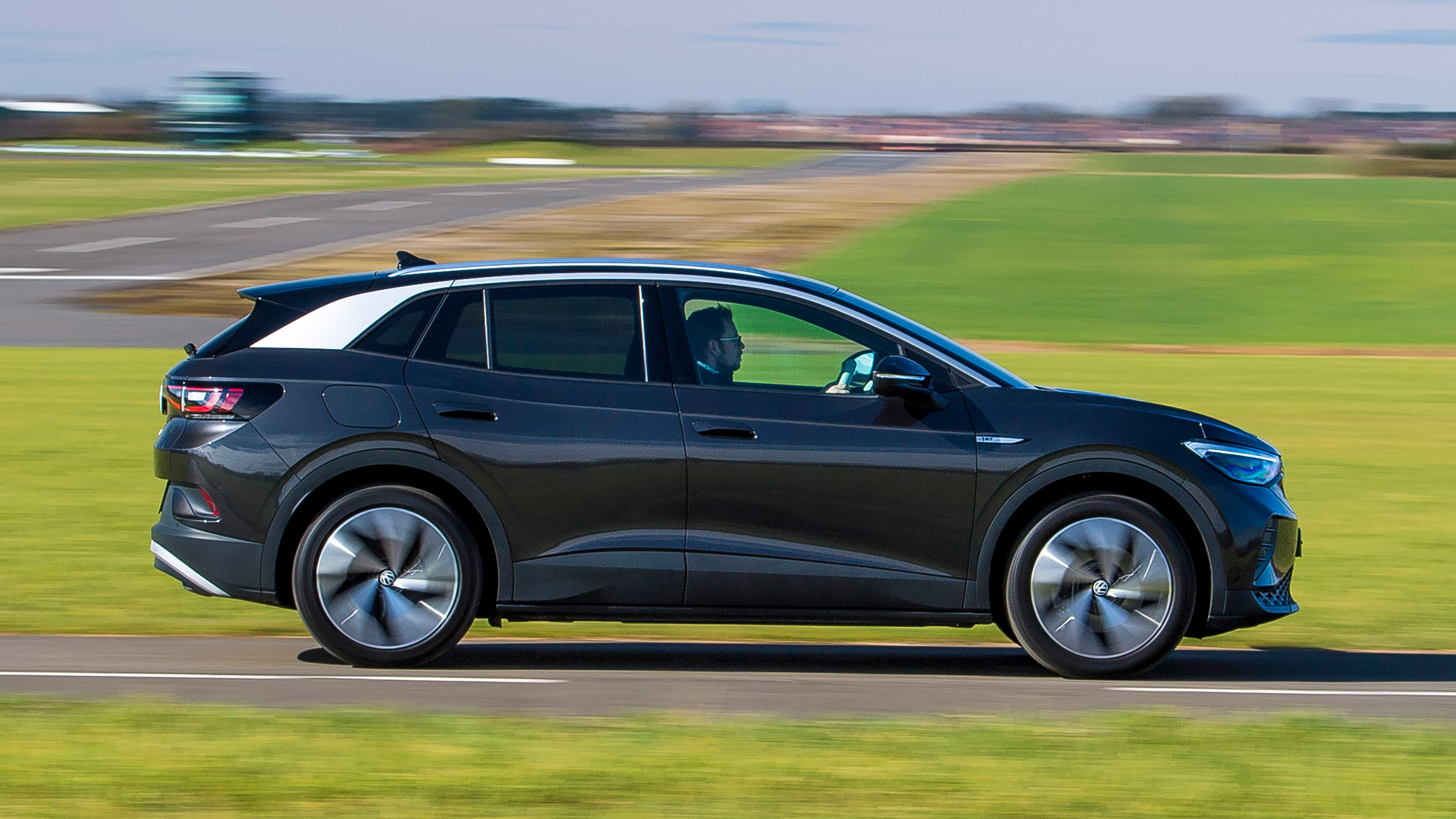 Volkswagen ID.4 SUV side panning