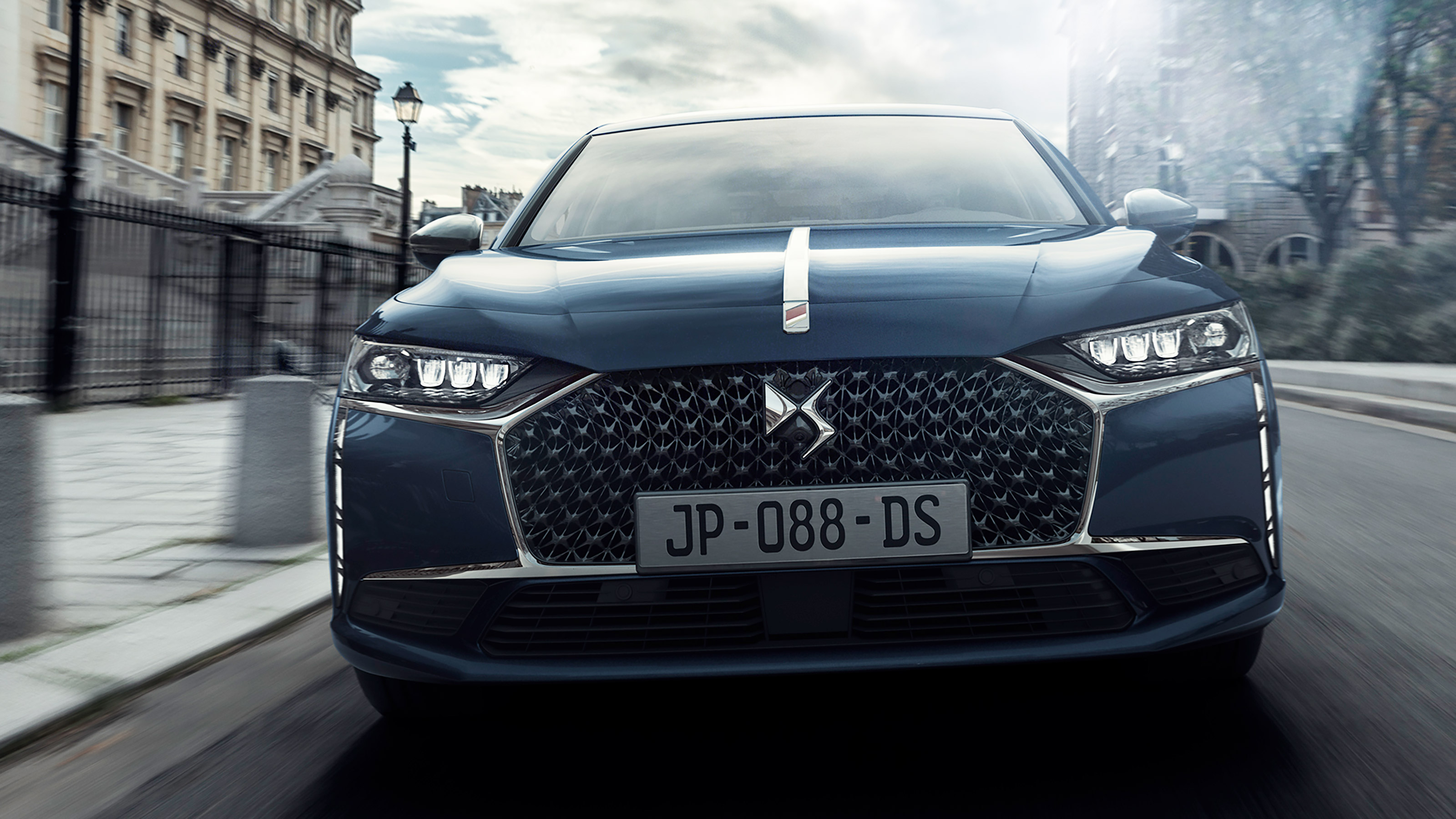 2021 DS 9 saloon - front dynamic