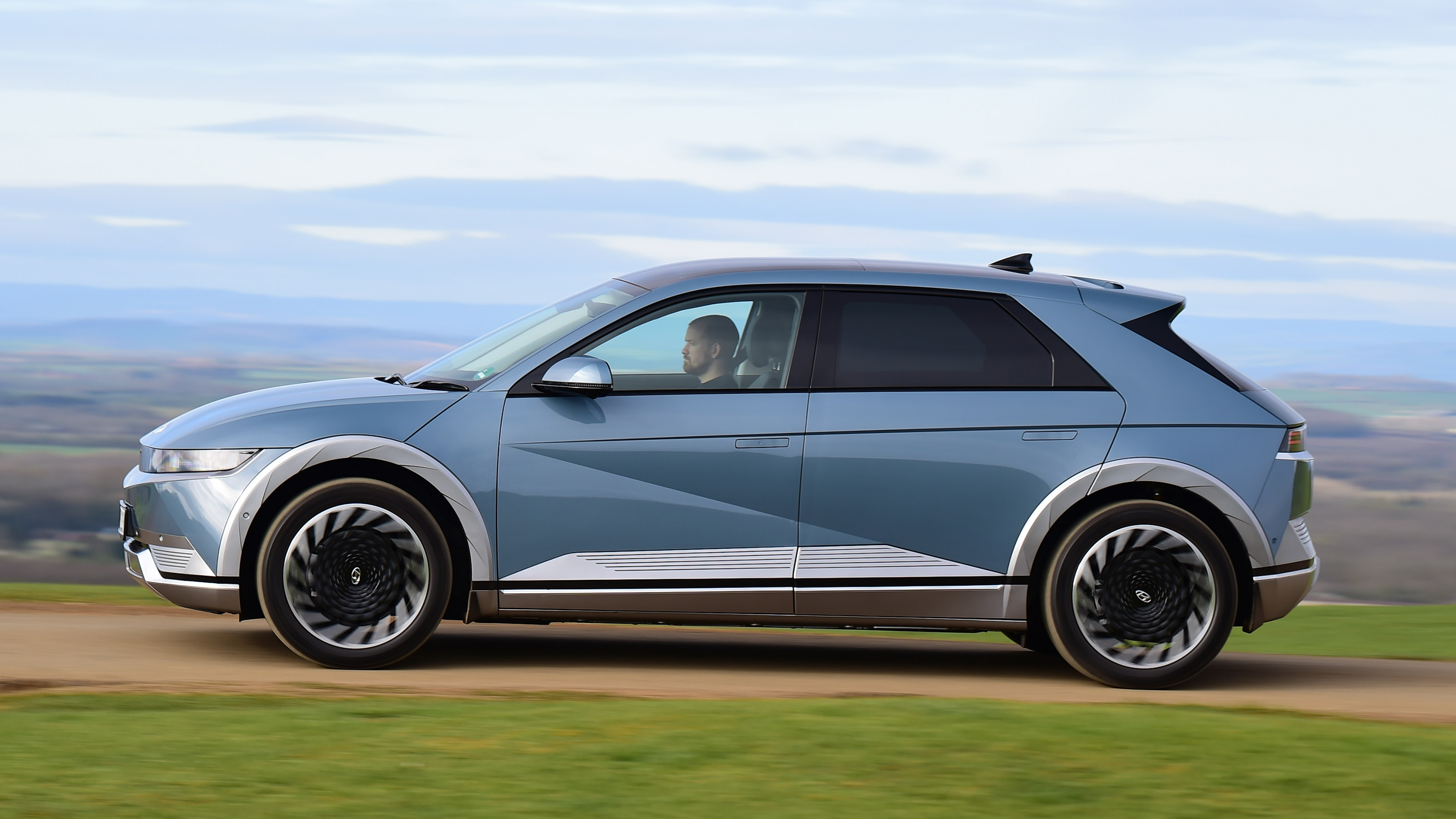 Hyundai Ioniq 5 drive - side panning