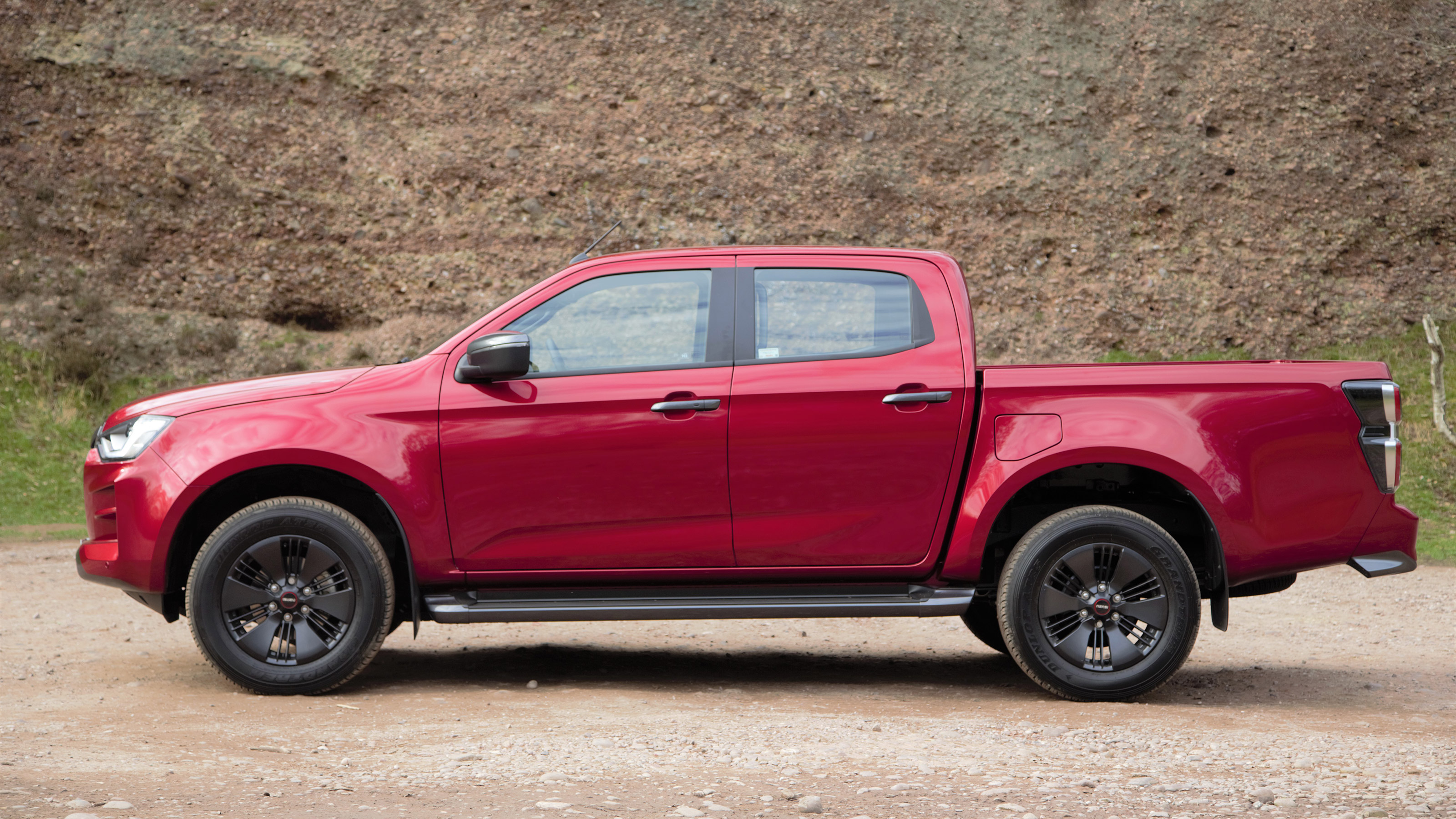 2021 Isuzu D-Max side view
