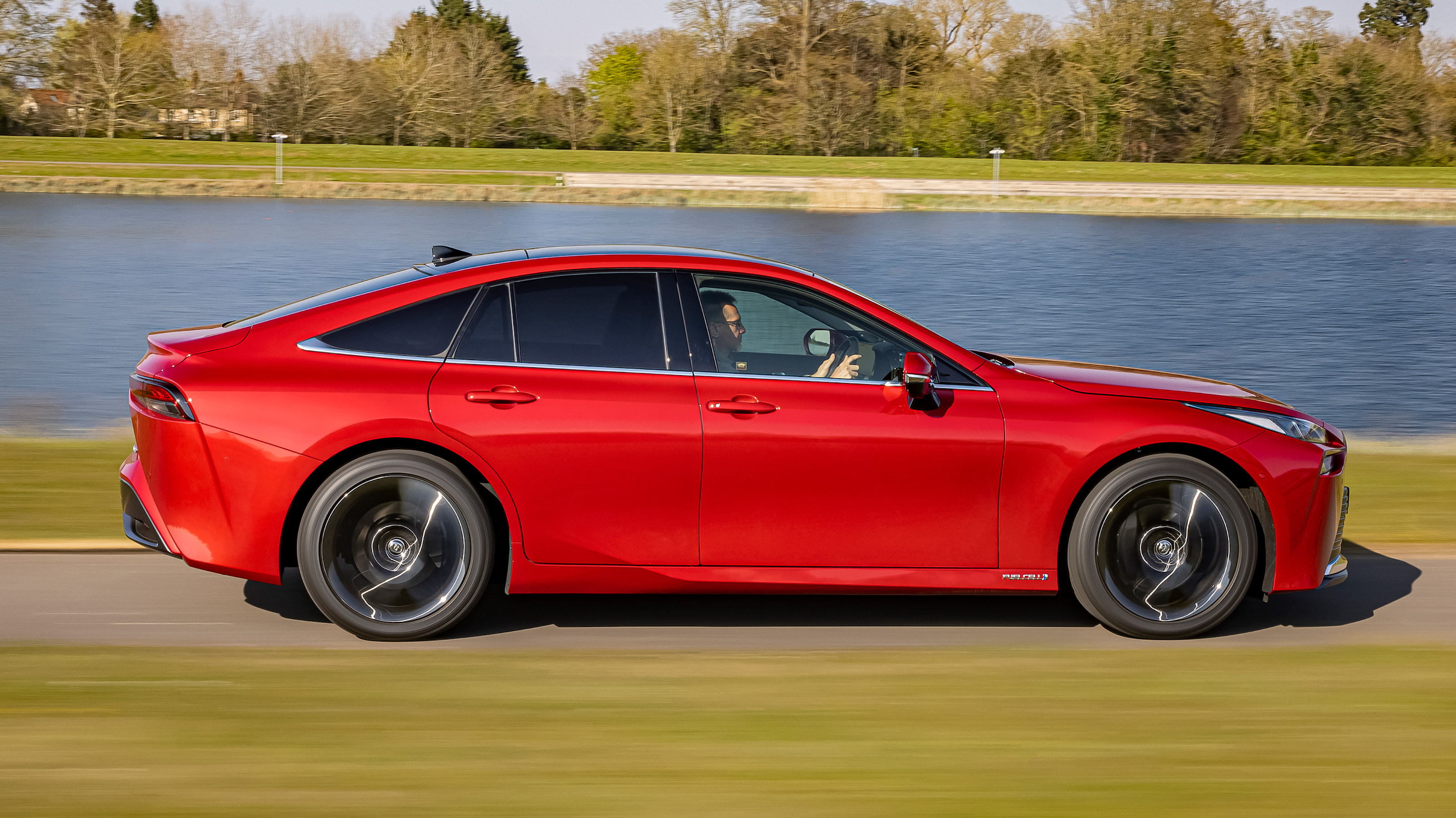 Toyota Mirai saloon side panning