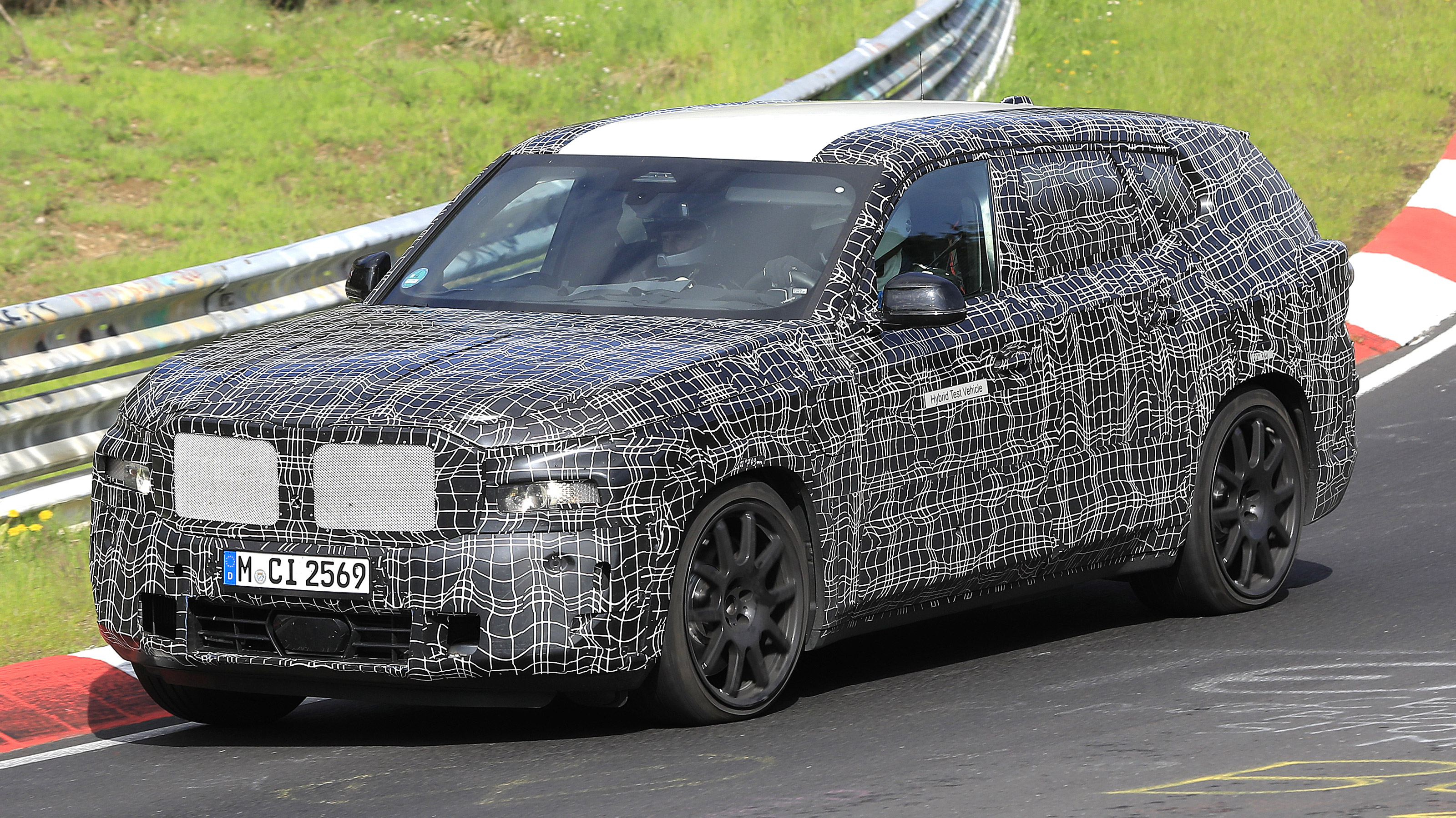2022 BMW X8 SUV prototype - front 3/4 dynamic 