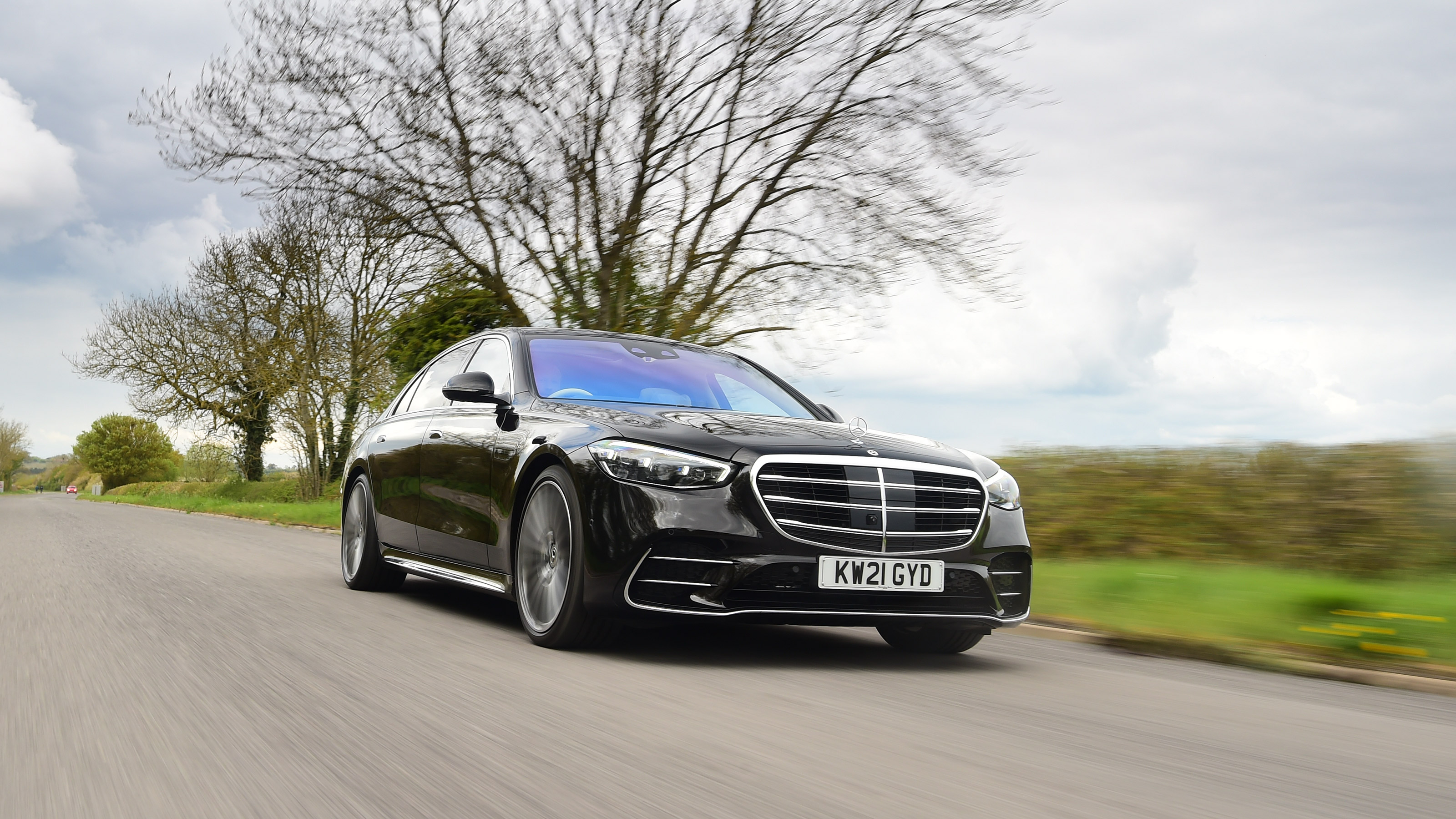 Mercedes S-Class saloon front 3/4 dynamic