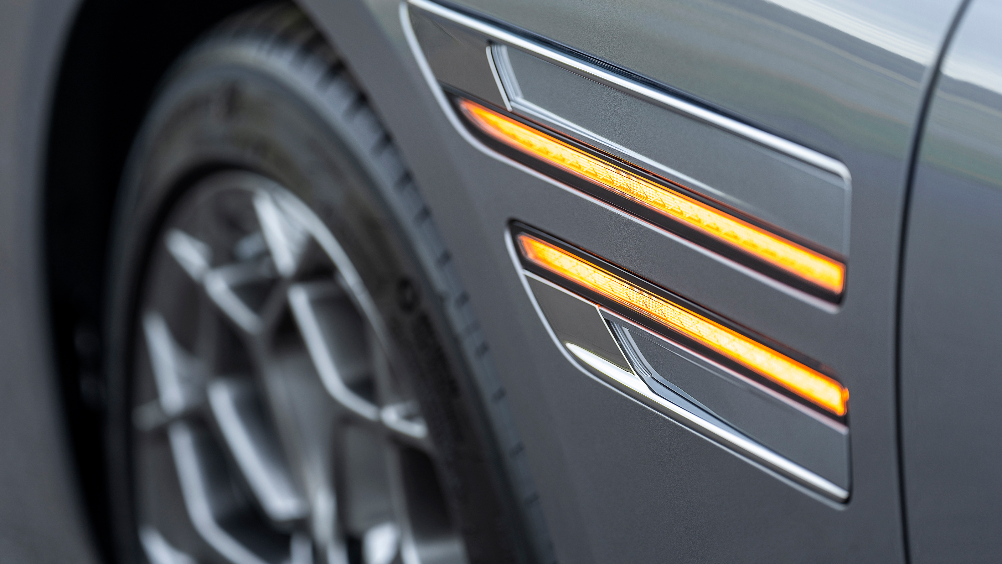 Genesis G80 saloon indicators