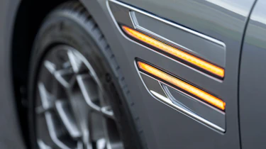 Genesis G80 saloon indicators