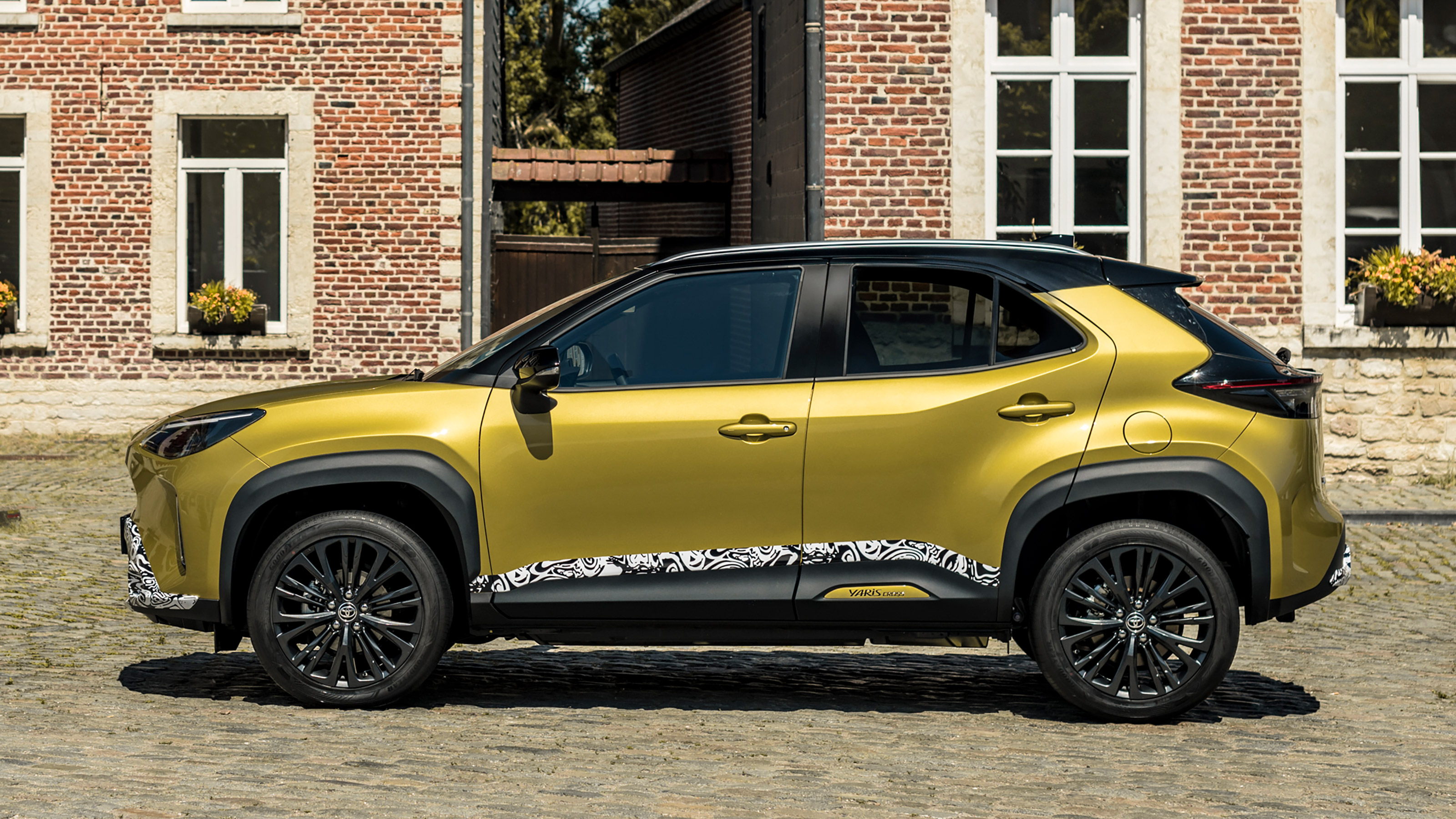 2021 Yaris Cross prototype - side view static