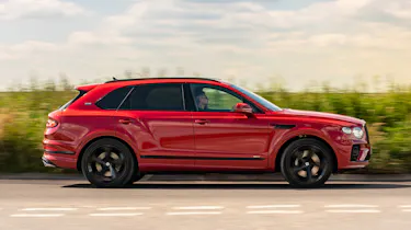 Bentley Bentayga Hybrid side panning