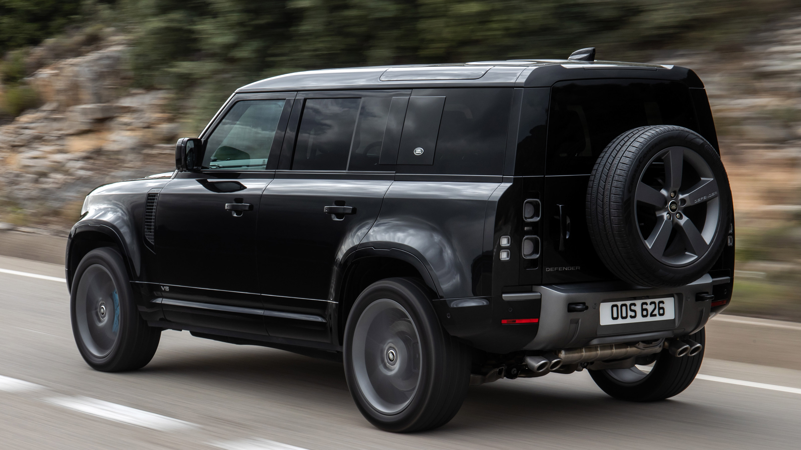 Land Rover Defender V8 SUV rear 3/4 tracking