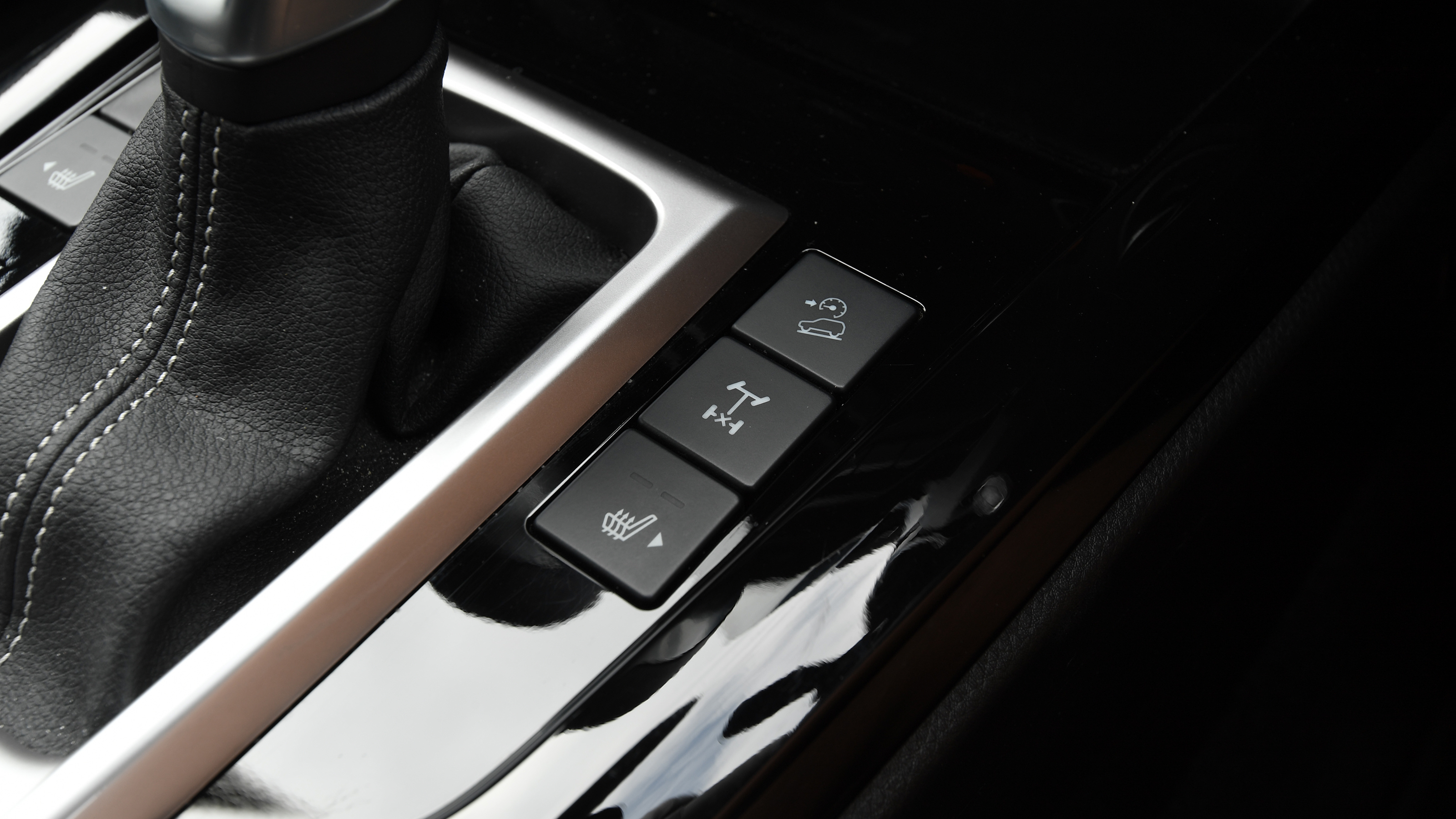 2021 Isuzu D-Max buttons