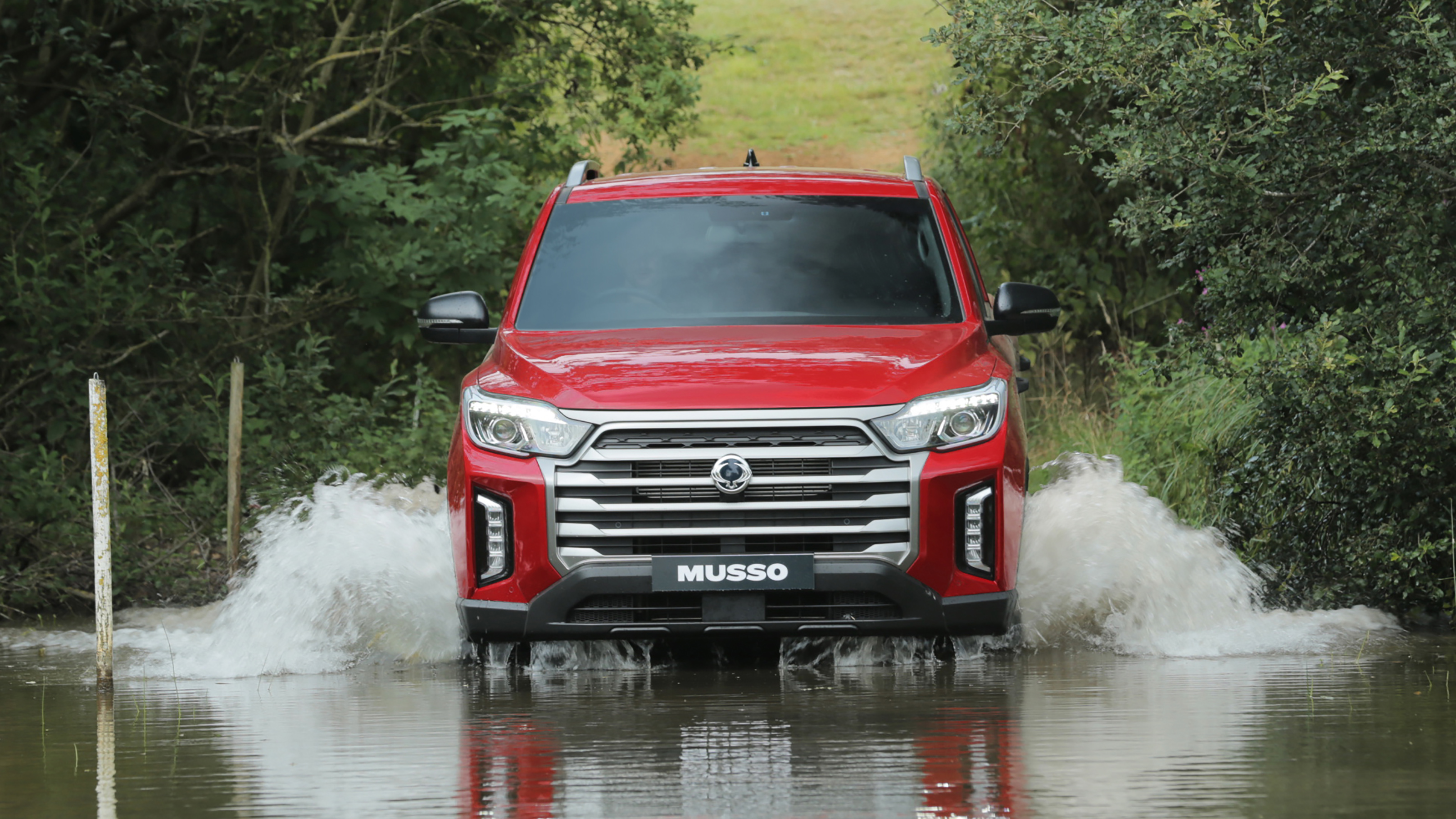 SsangYong Musso facelift driving through water