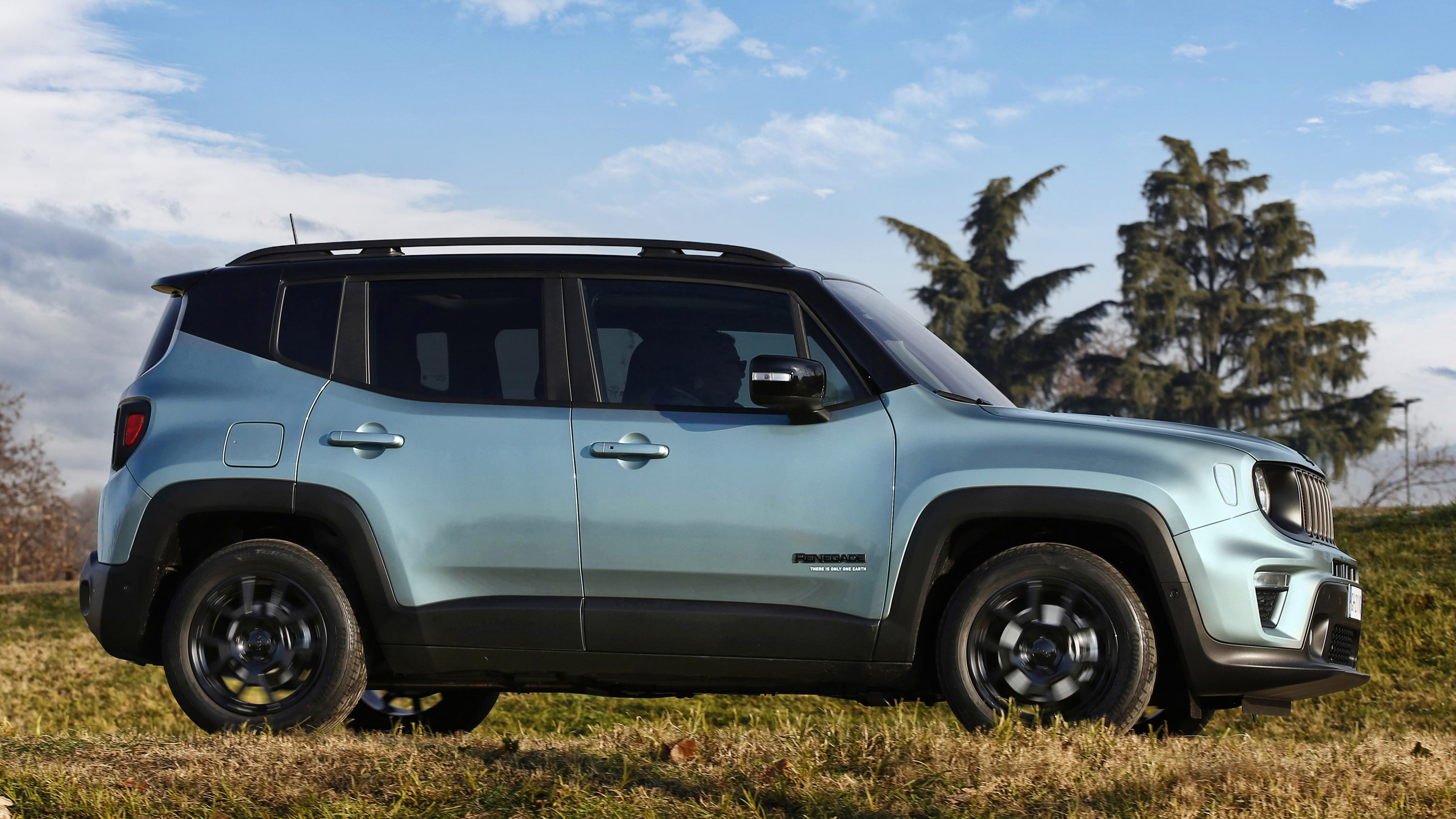 Jeep Renegade e-Hybrid side view