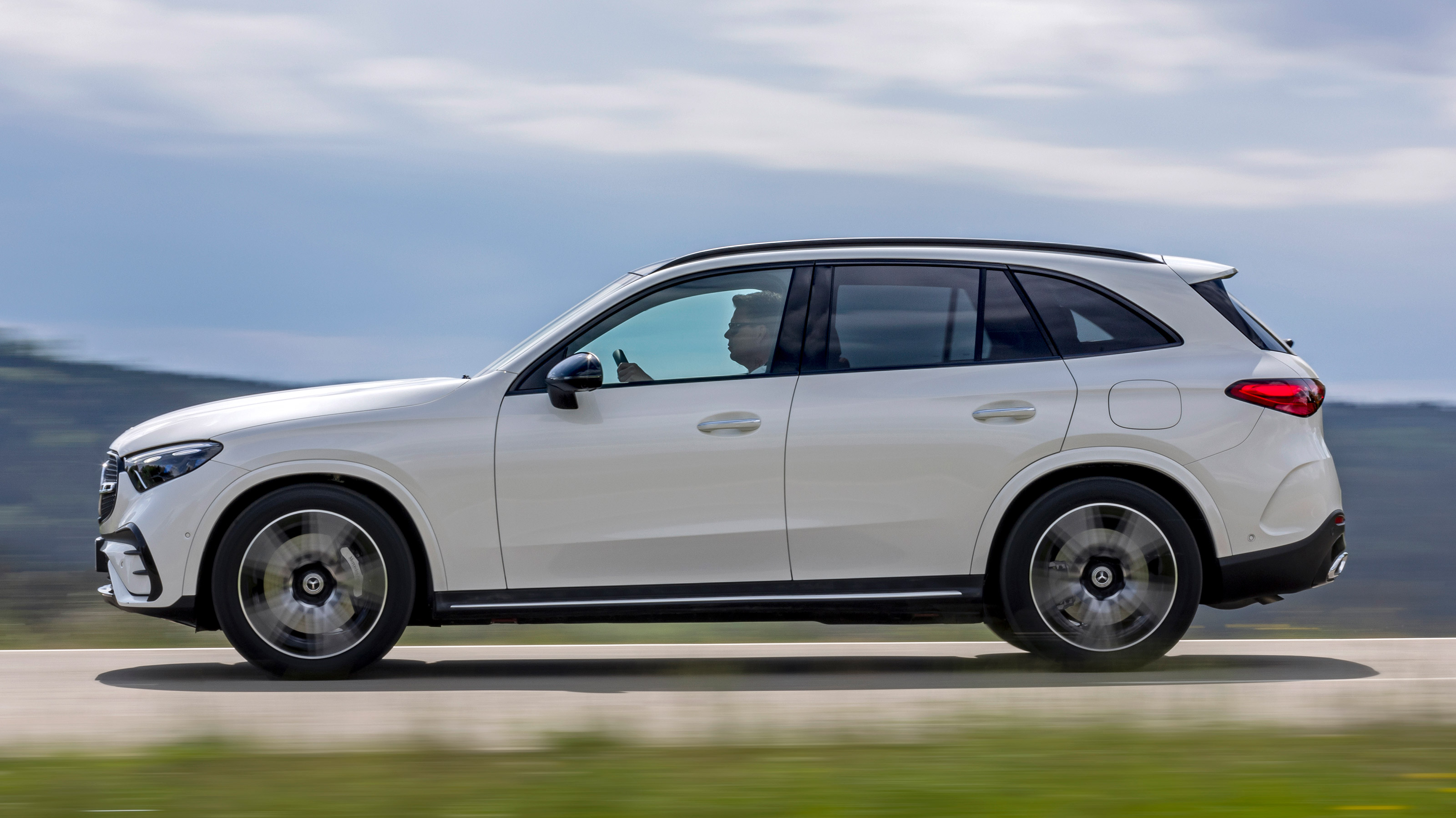 2022 Mercedes GLC side profile