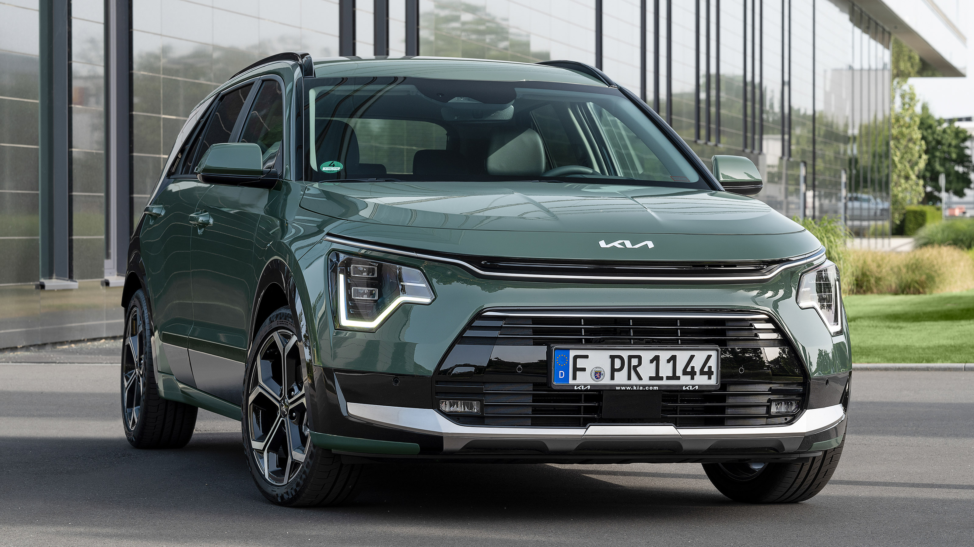 Kia Niro SUV hybrid front 3/4 static