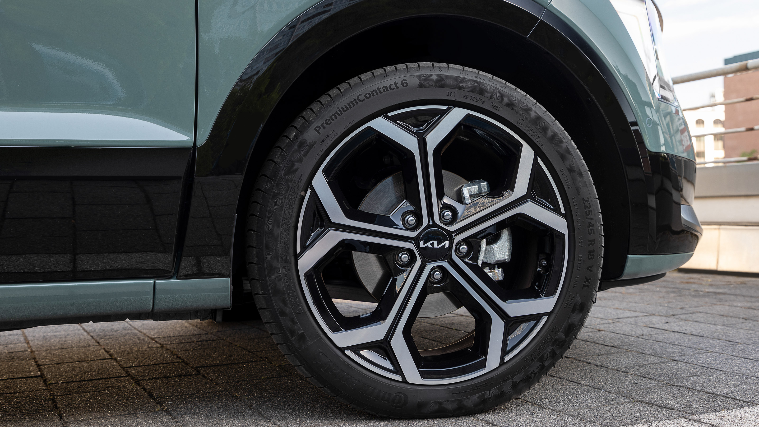Kia Niro SUV hybrid alloy wheel