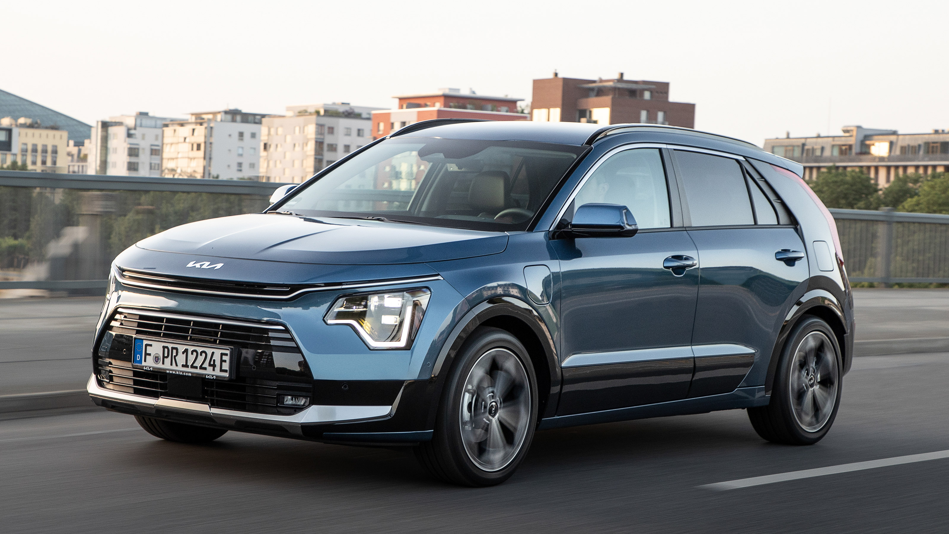 Kia Niro SUV plug-in hybrid side driving