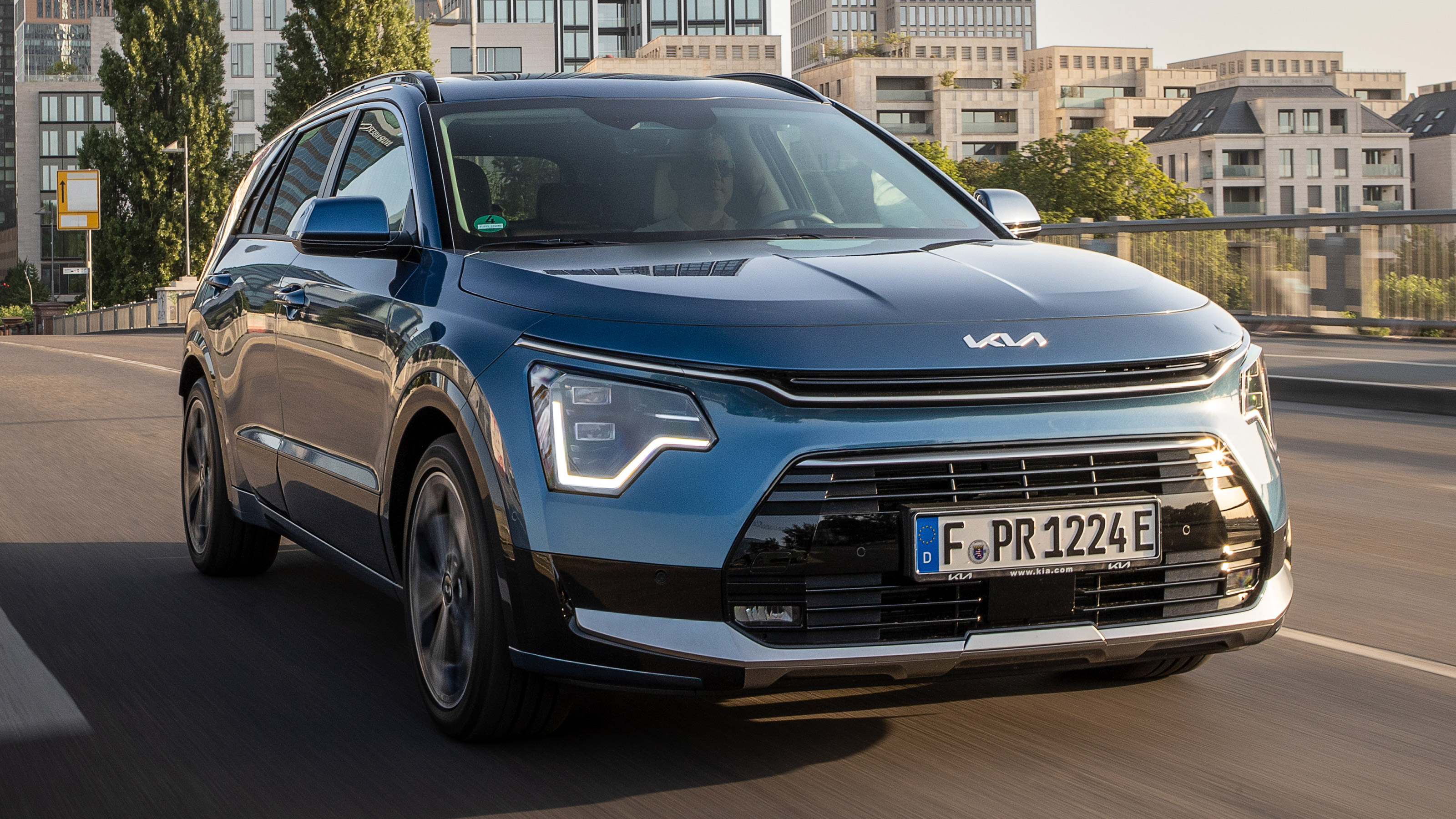 Kia Niro SUV plug-in hybrid front driving