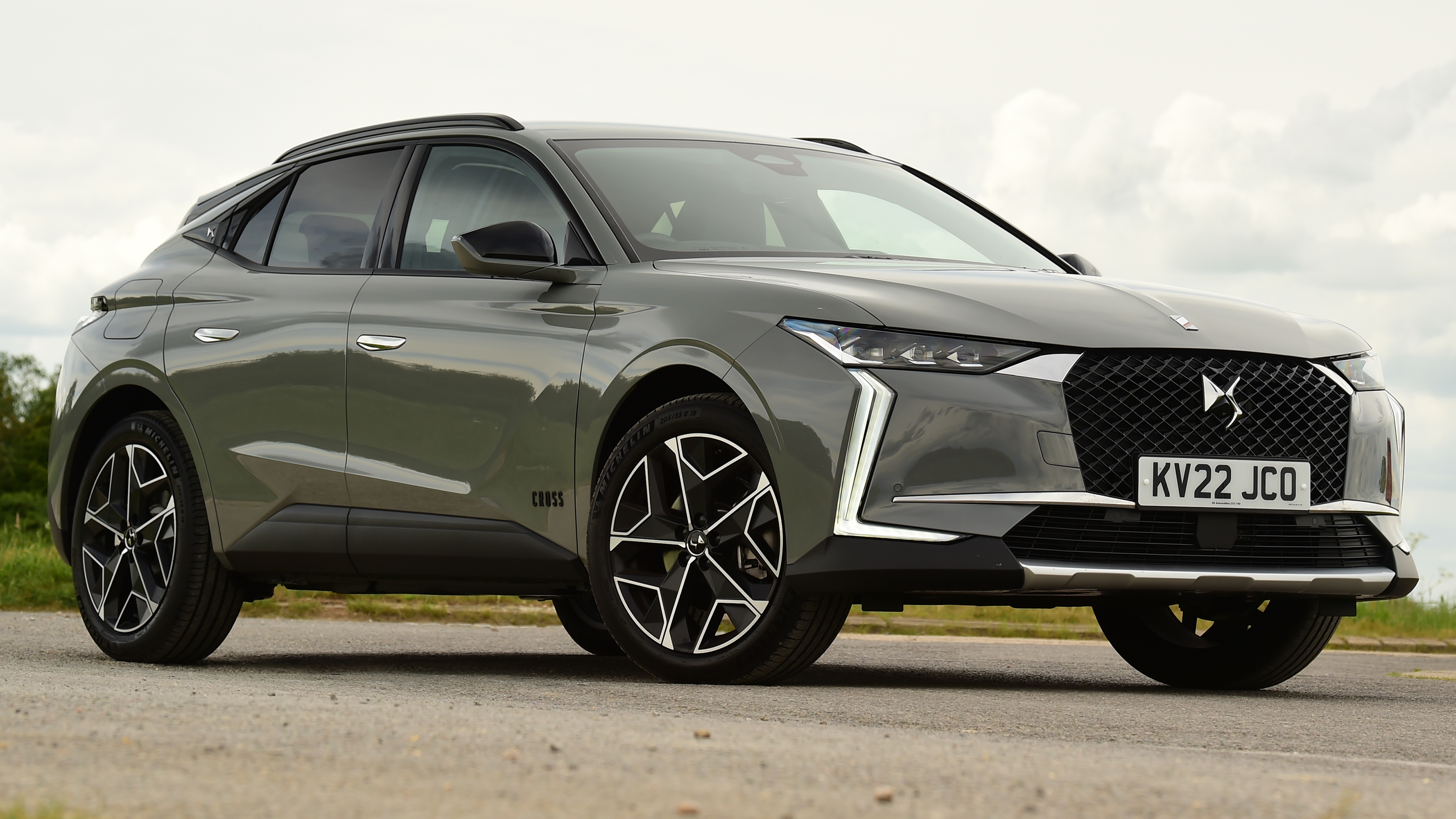 DS 4 hatchback UK front 3/4 static