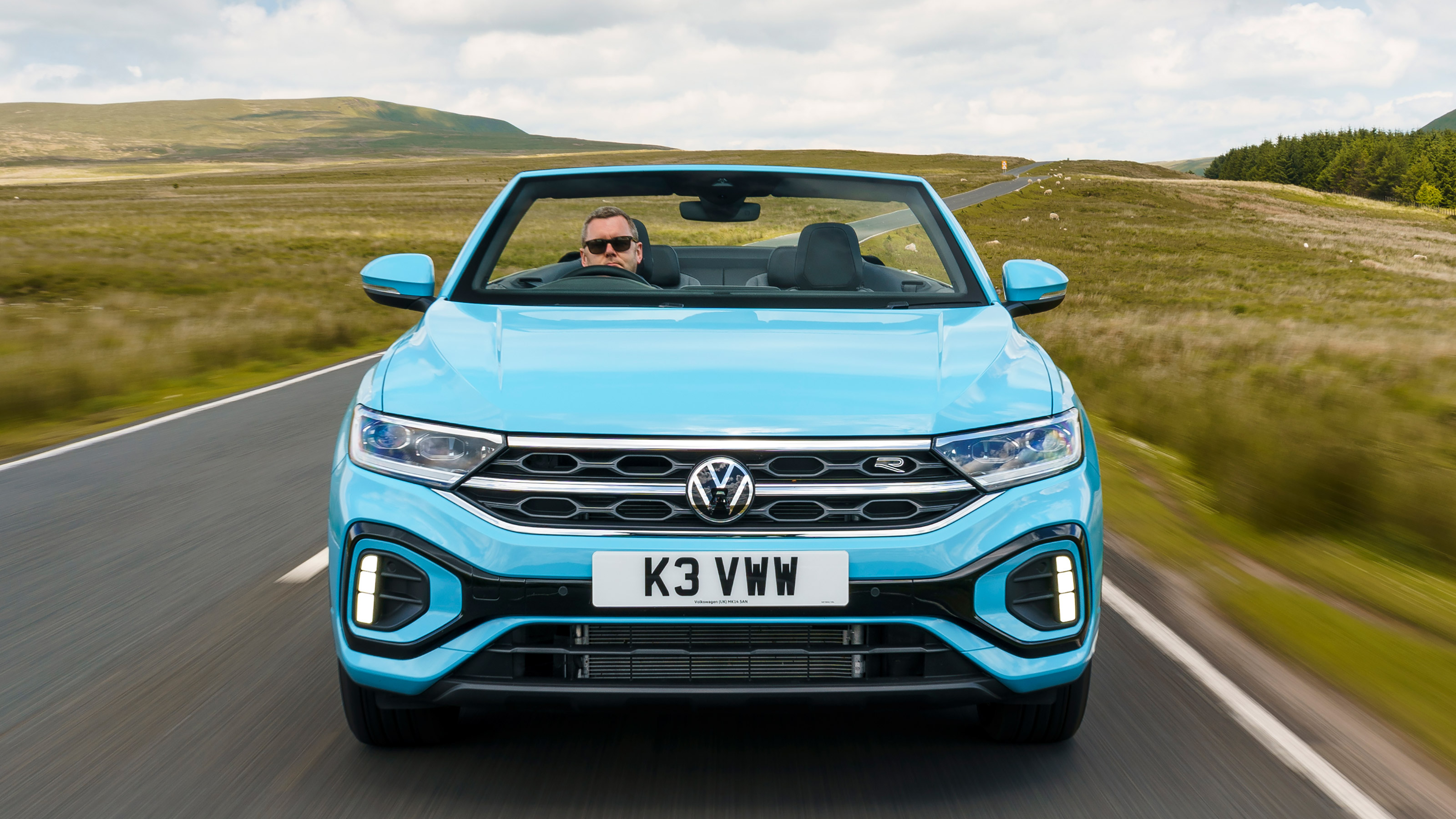 Volkswagen T-Roc Cabriolet front tracking