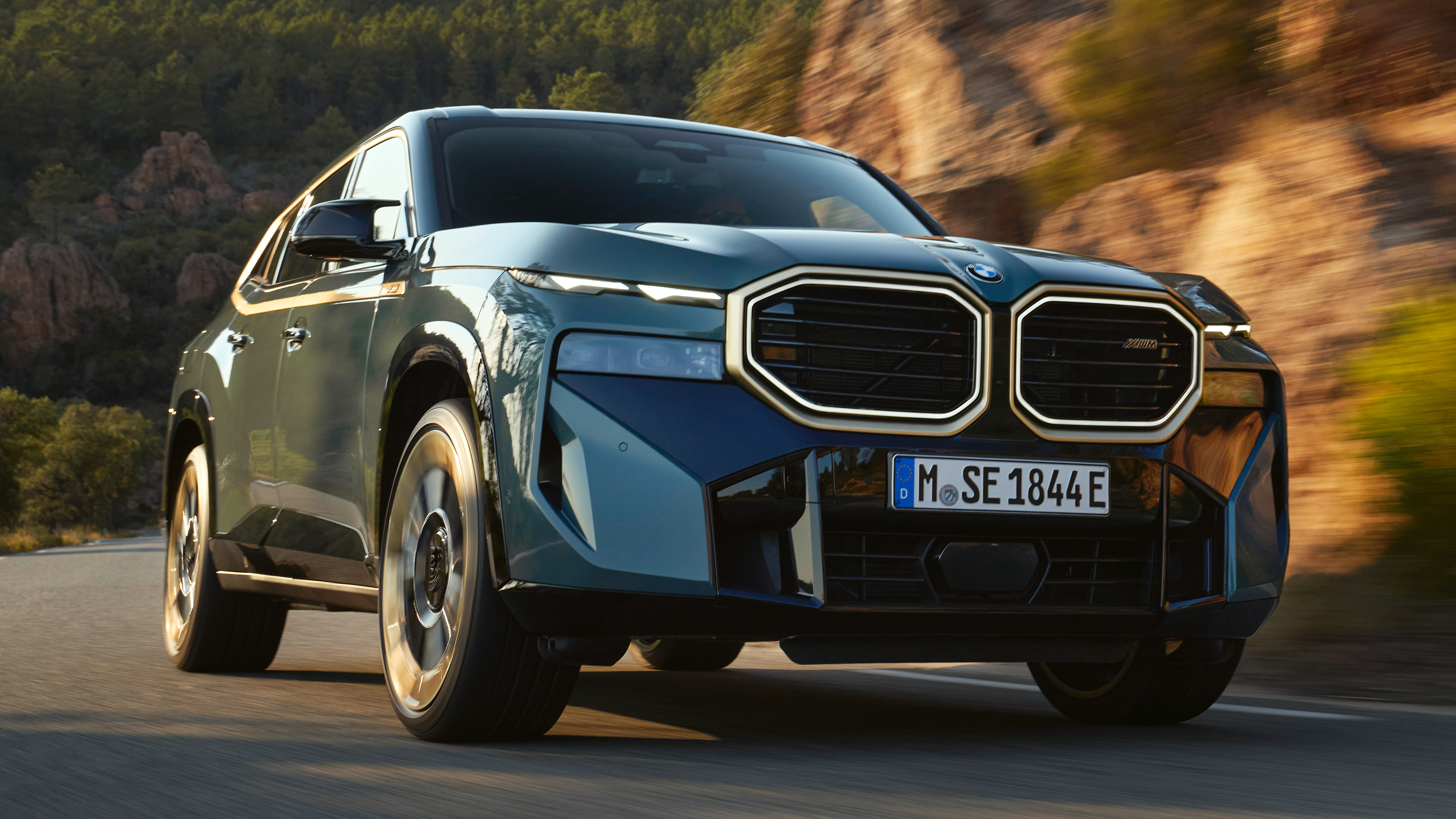 2022 BMW XM front