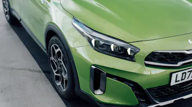 Kia XCeed hatchback headlights