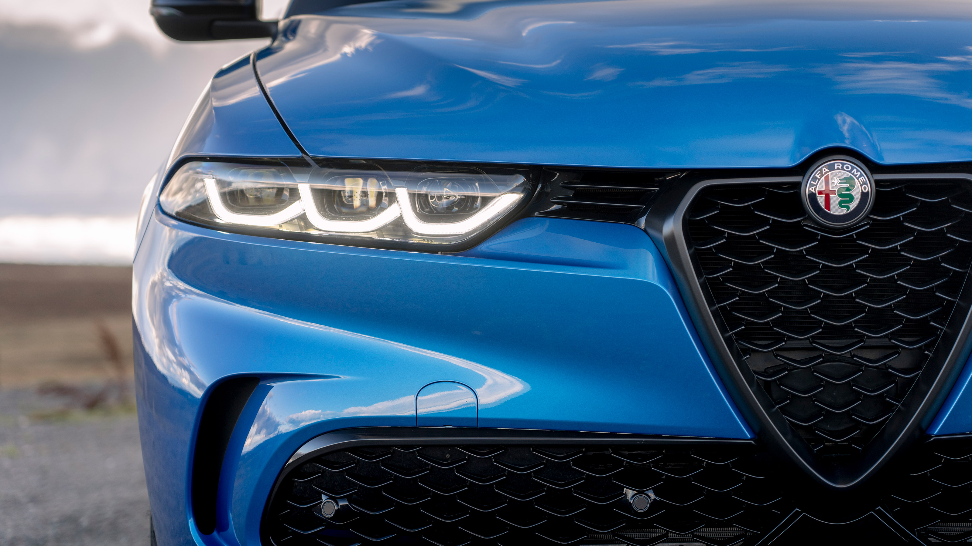 Alfa Romeo Tonale SUV headlights