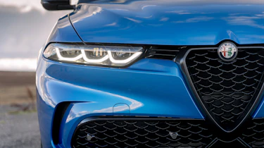 Alfa Romeo Tonale SUV headlights