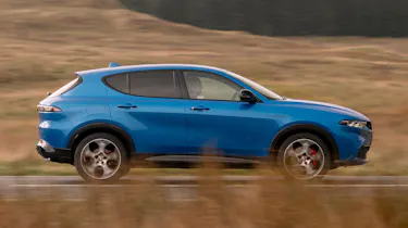 Alfa Romeo Tonale SUV side panning