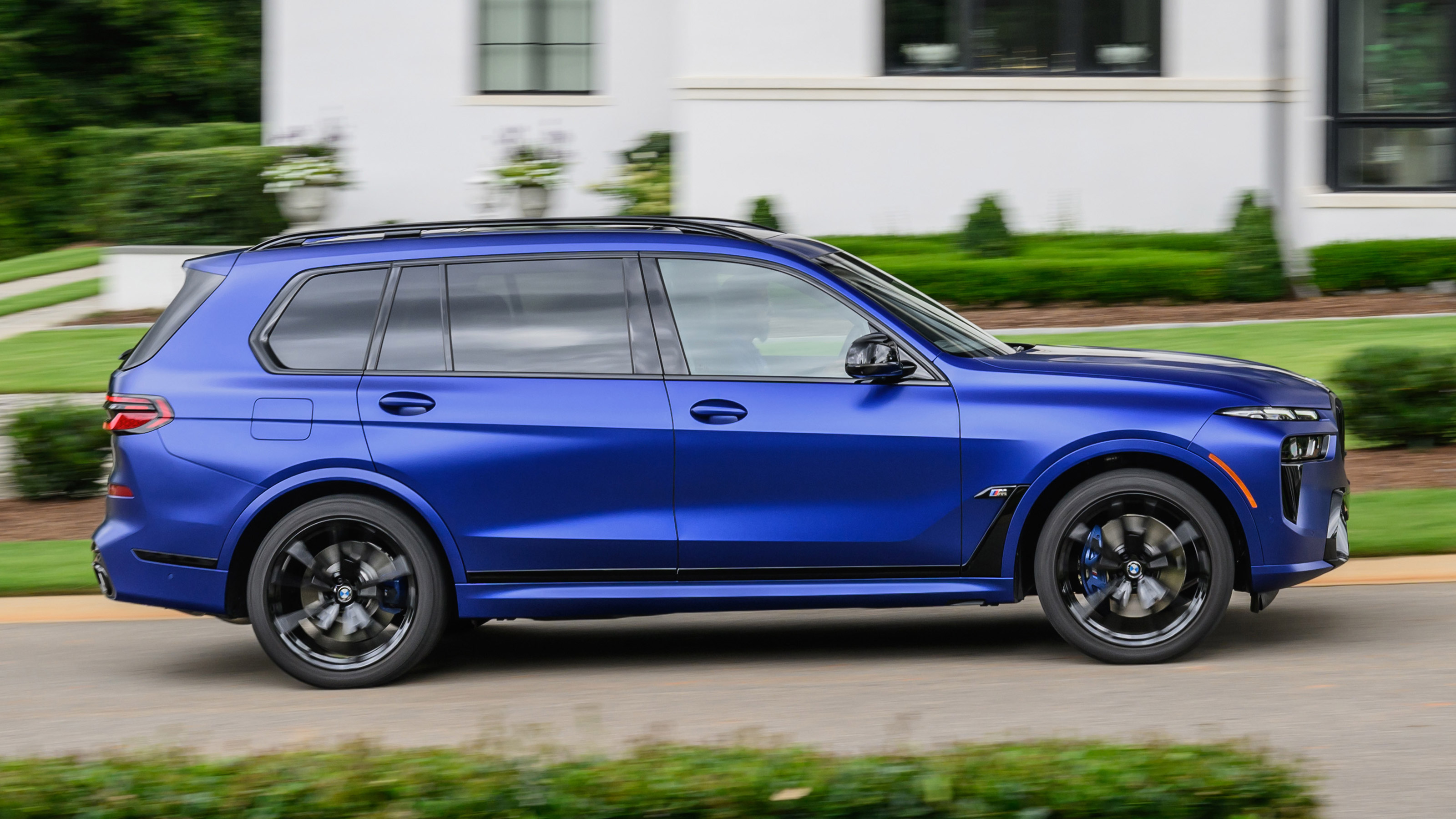 BMW X7 SUV side panning