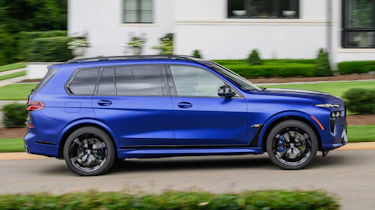 BMW X7 SUV side panning