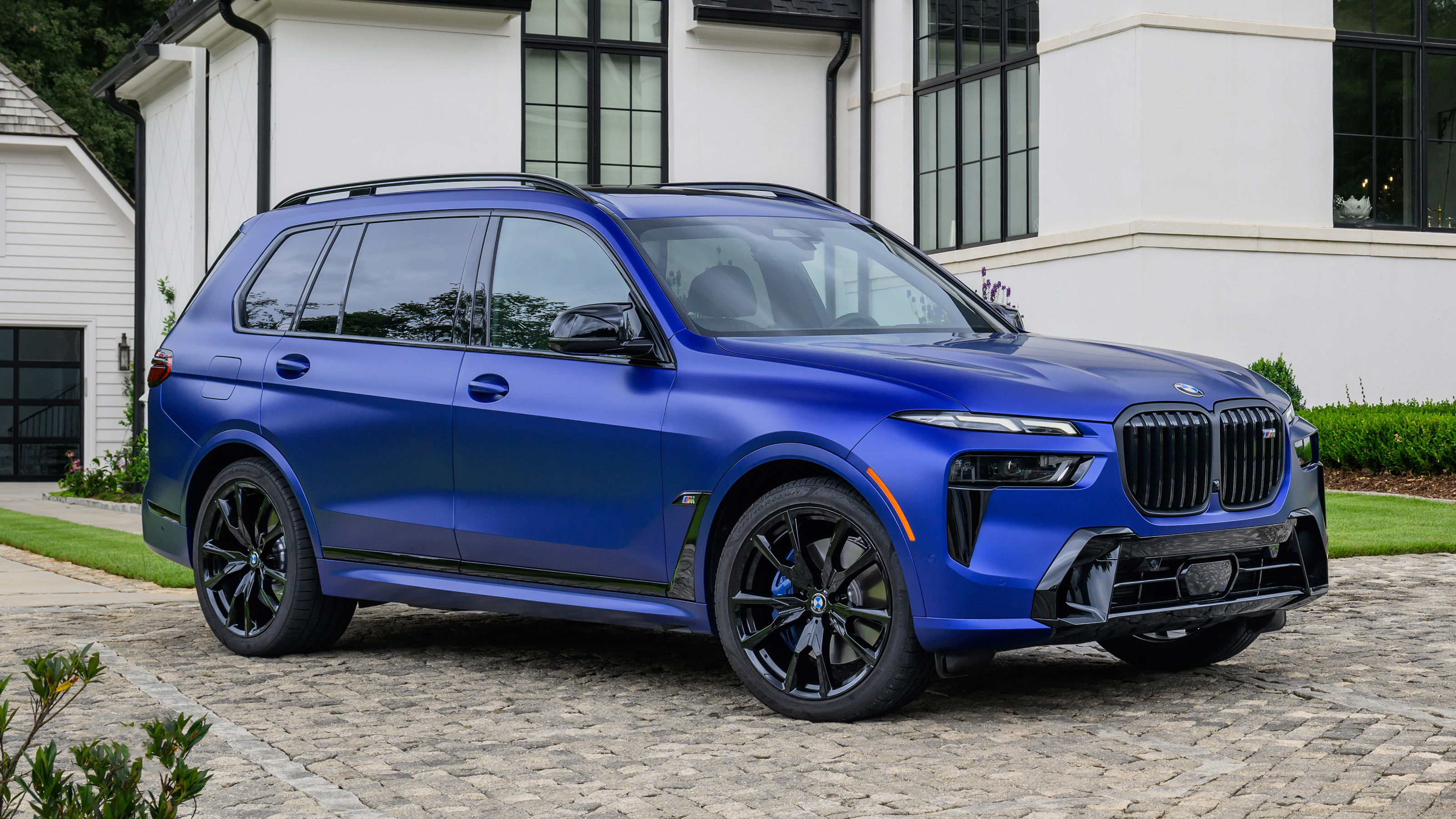 BMW X7 SUV front 3/4 static