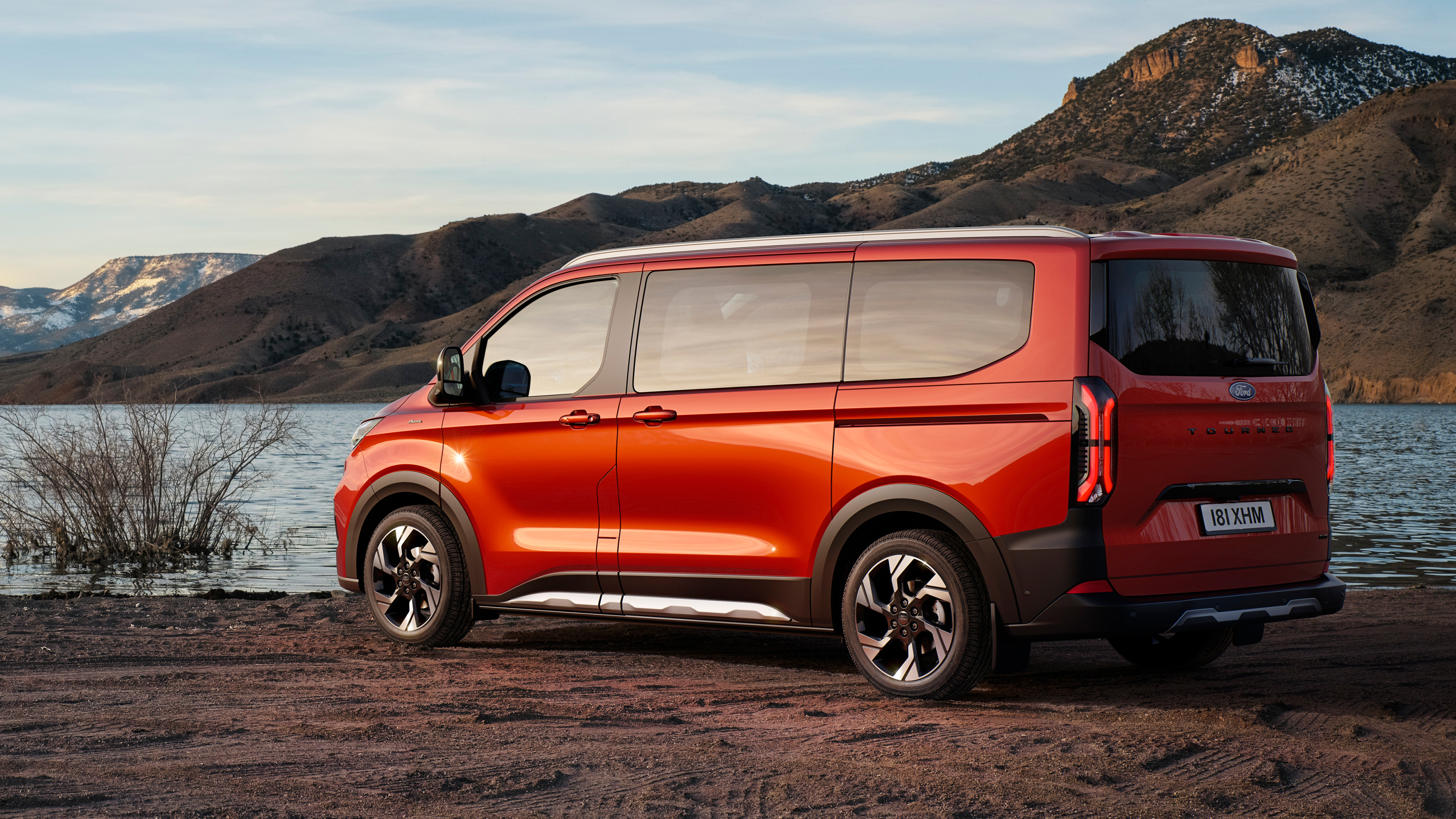 Ford e-Tourneo Custom rear 3/4 static
