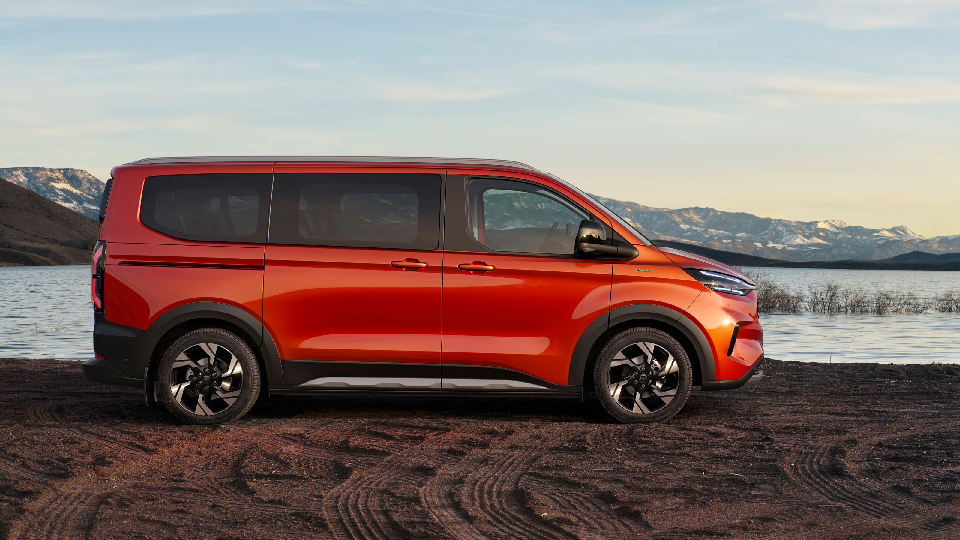 Ford e-Tourneo Custom side static