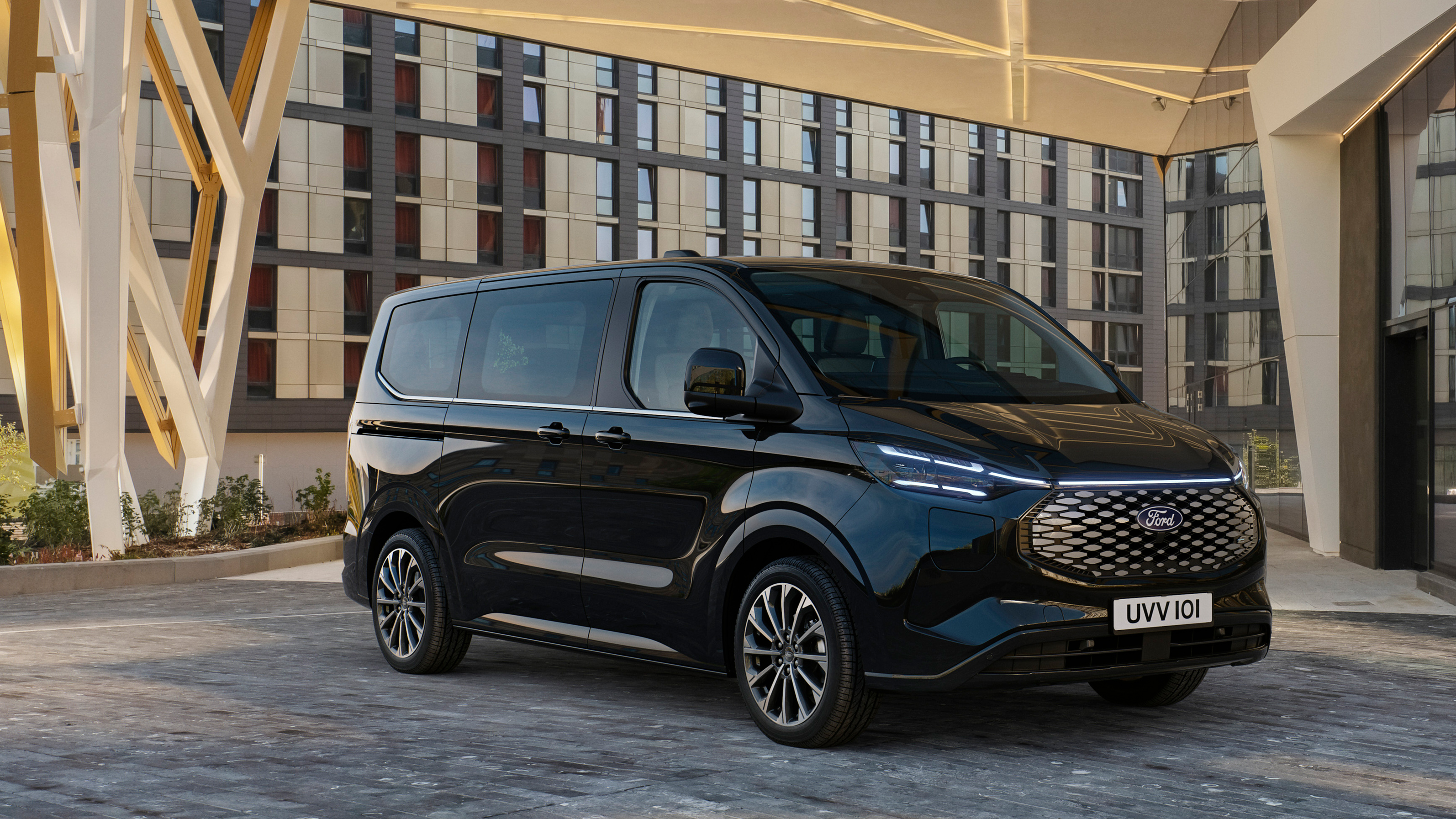 Ford e-Tourneo Custom front static