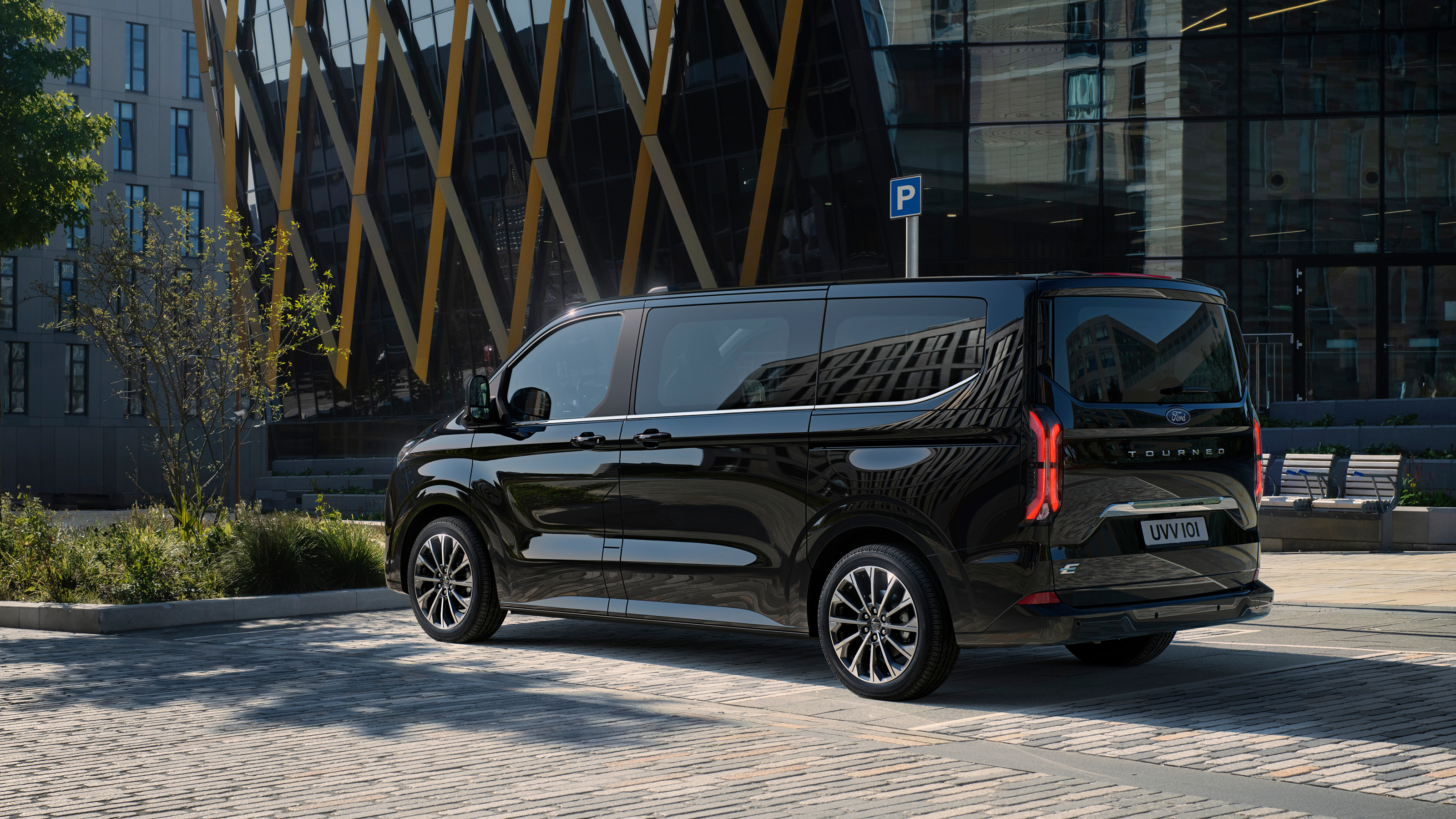Ford e-Tourneo Custom black rear static