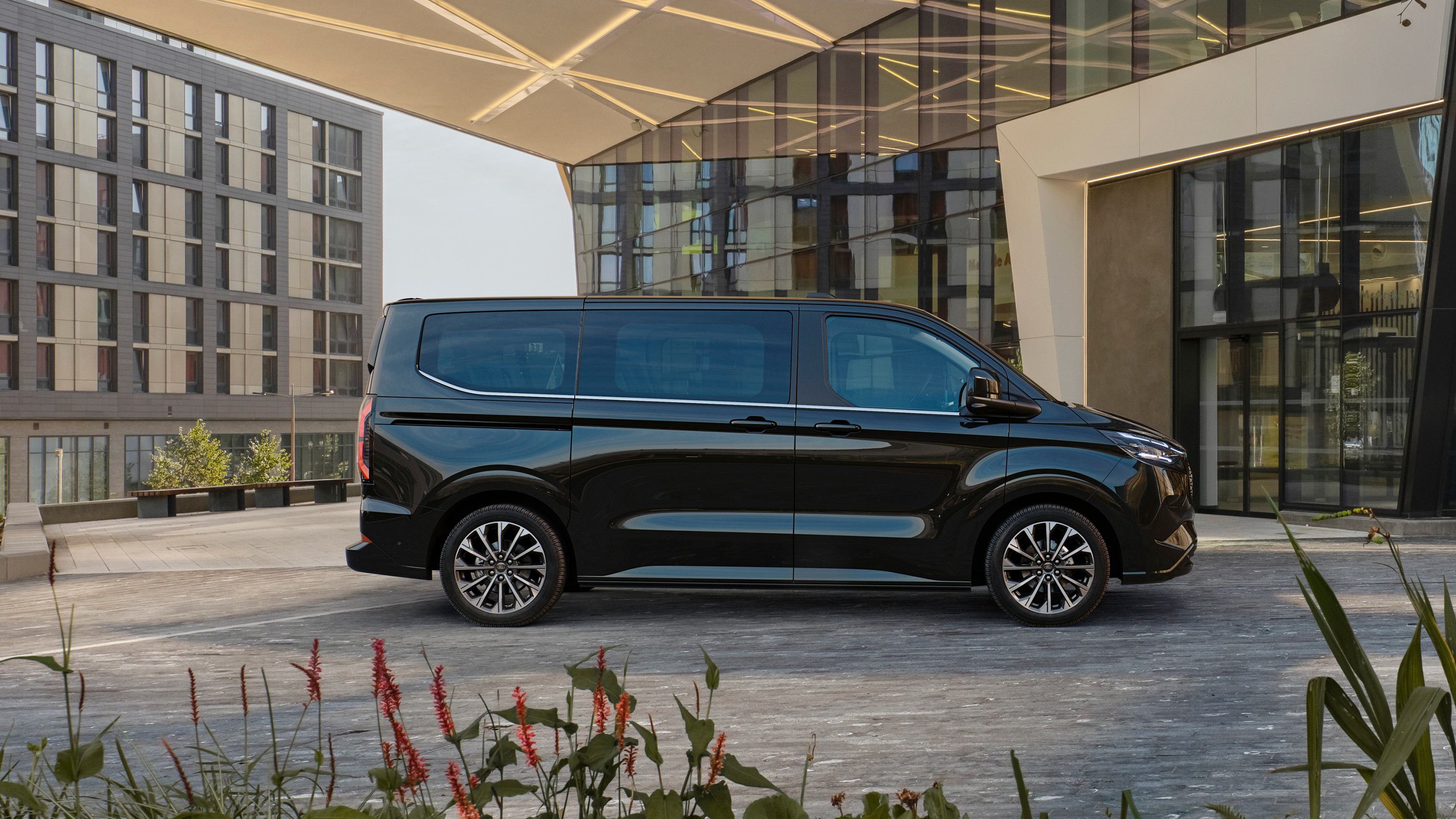 Ford e-Tourneo Custom black side static