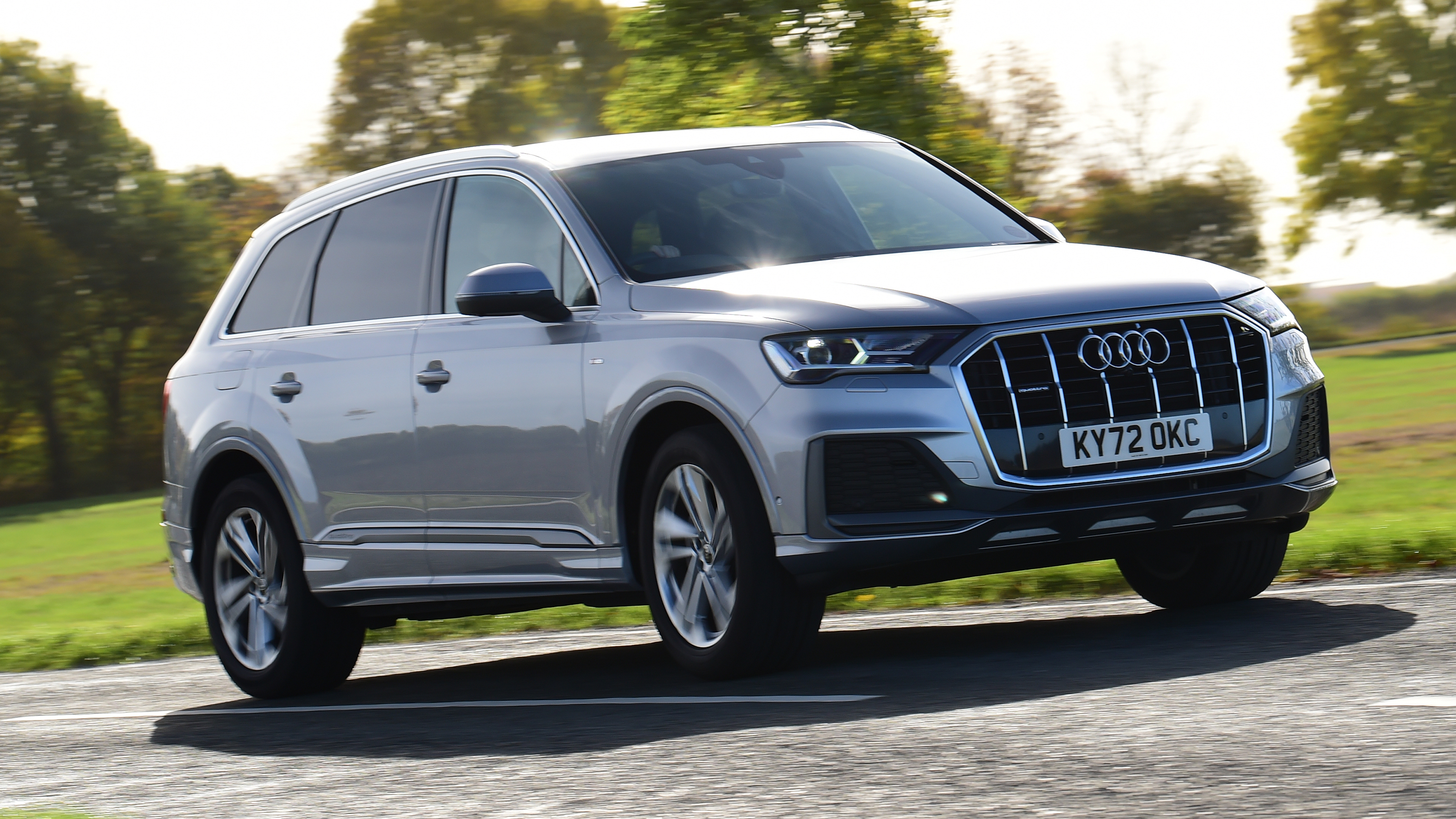 Audi Q7 front quarter cornering