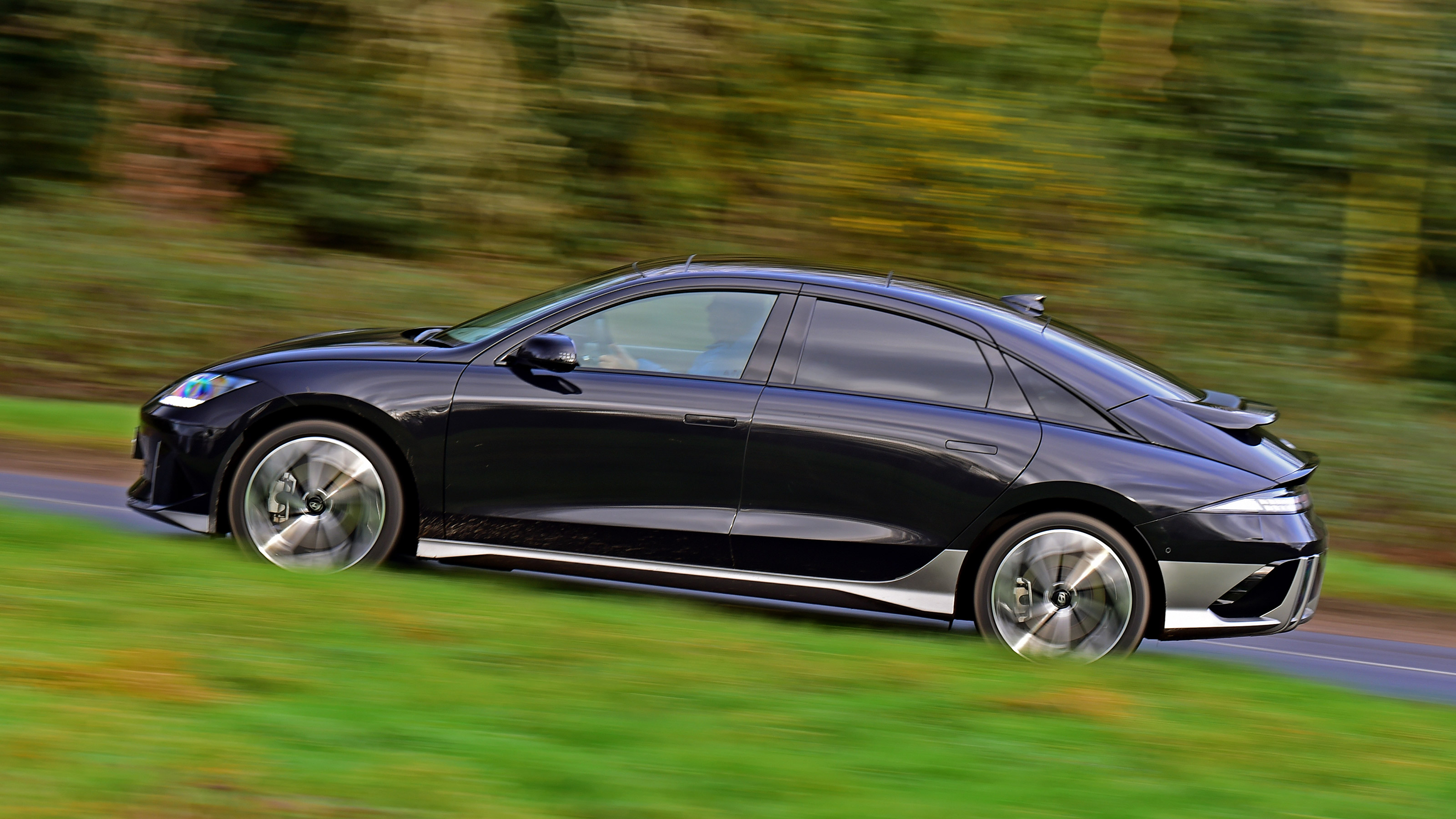Hyundai Ioniq 6 side panning