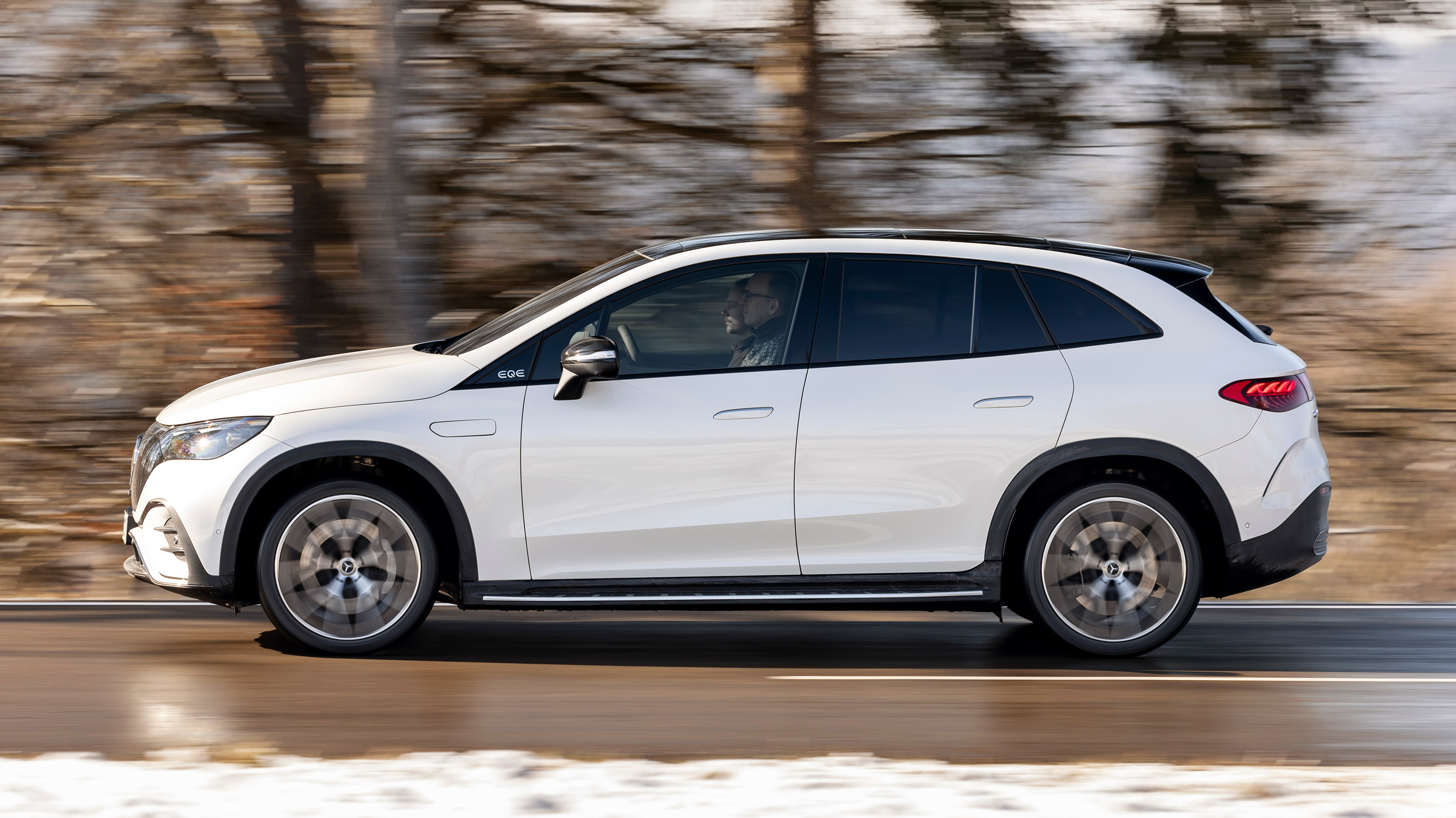 Mercedes EQE SUV side panning