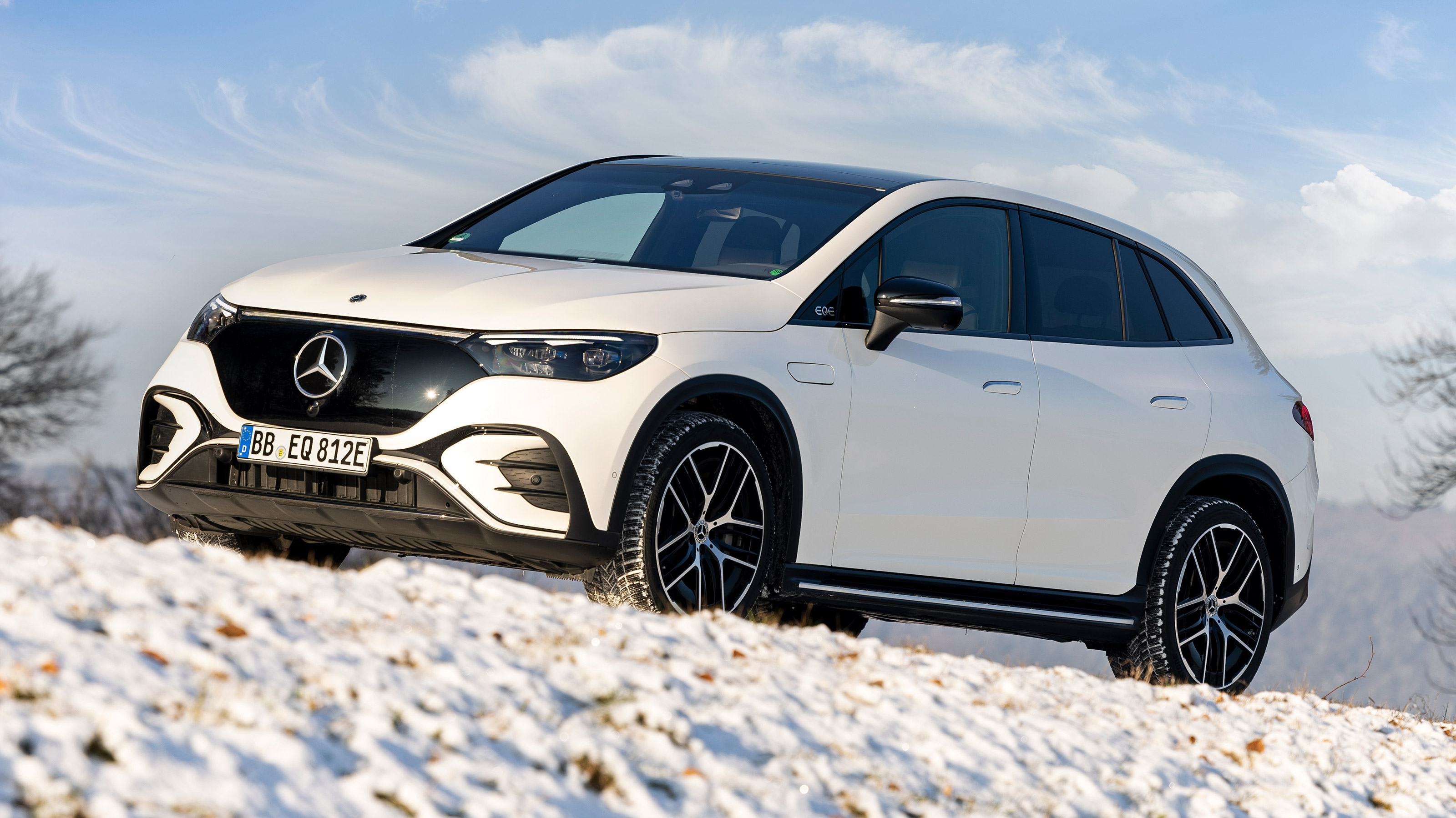 Mercedes EQE SUV front 3/4 static
