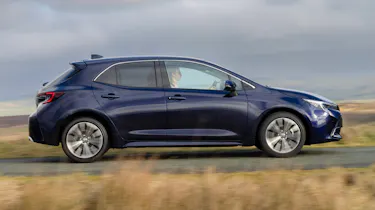 Toyota Corolla hatchback side panning